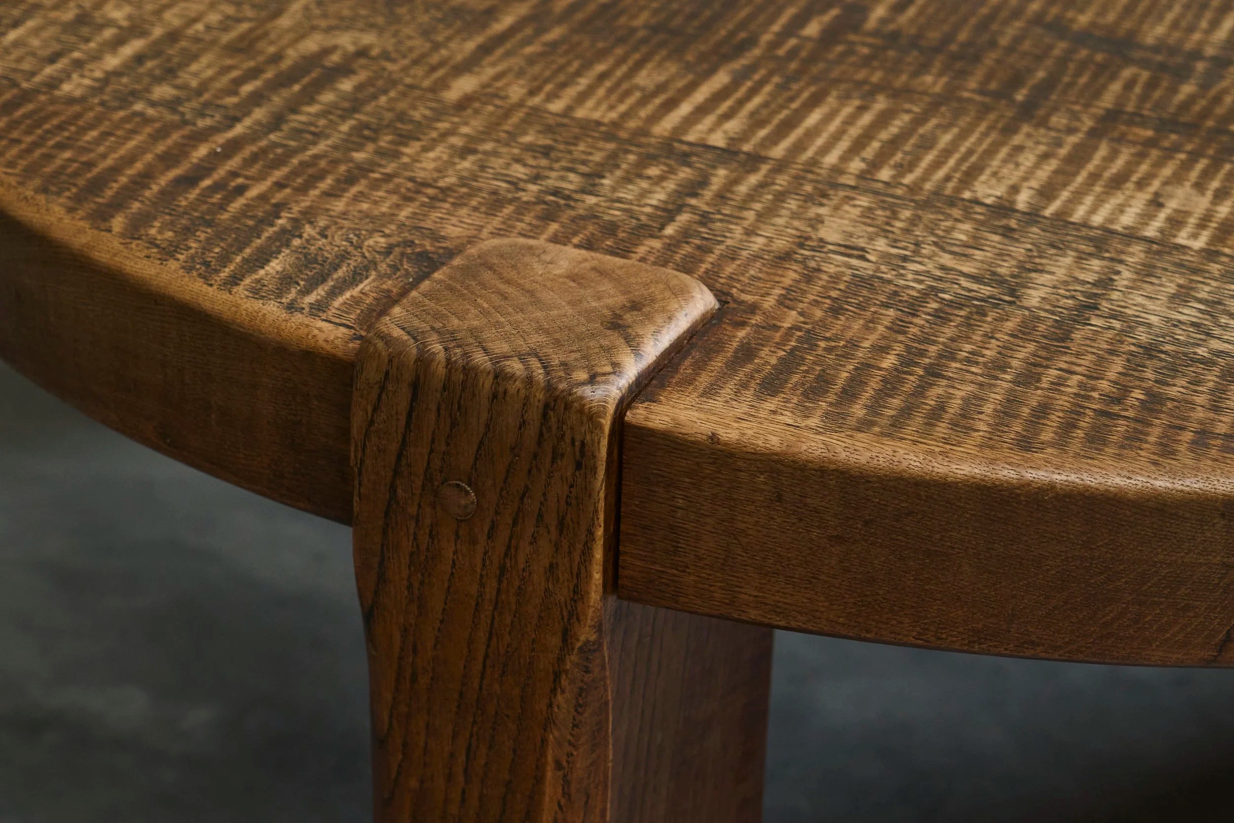 Large Round Wabi-Sabi Style Coffee Table in Solid Oak 1960s — detail view