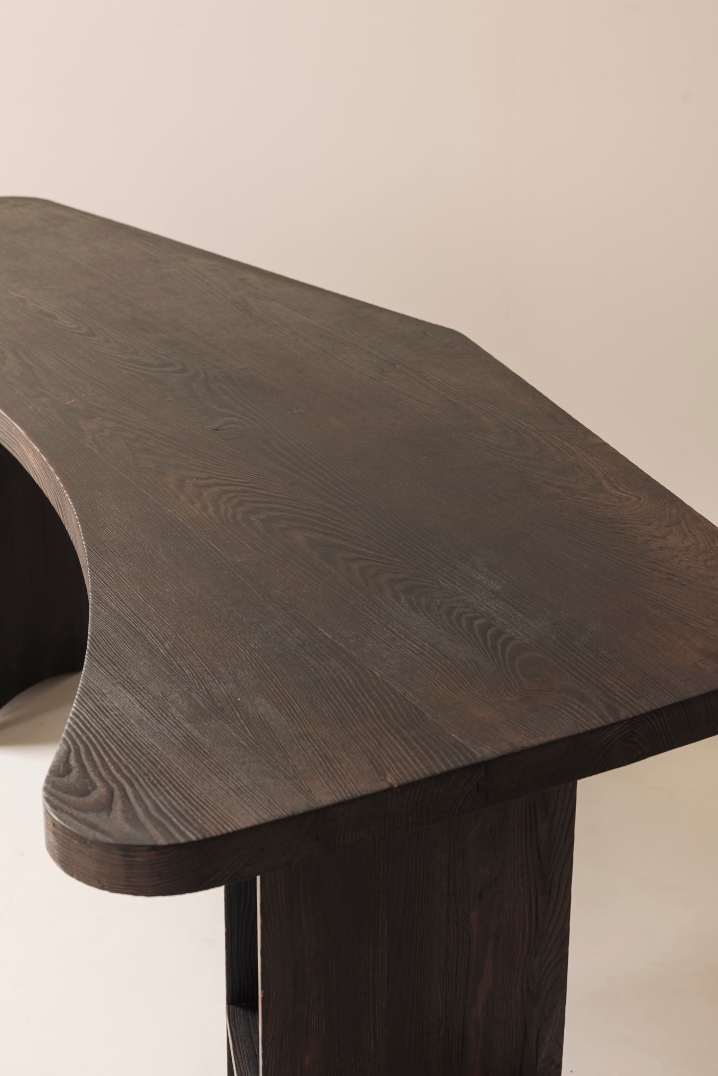 Important sculptural boomerang desk 1950s, Perriand and Jeanneret era. — close-up