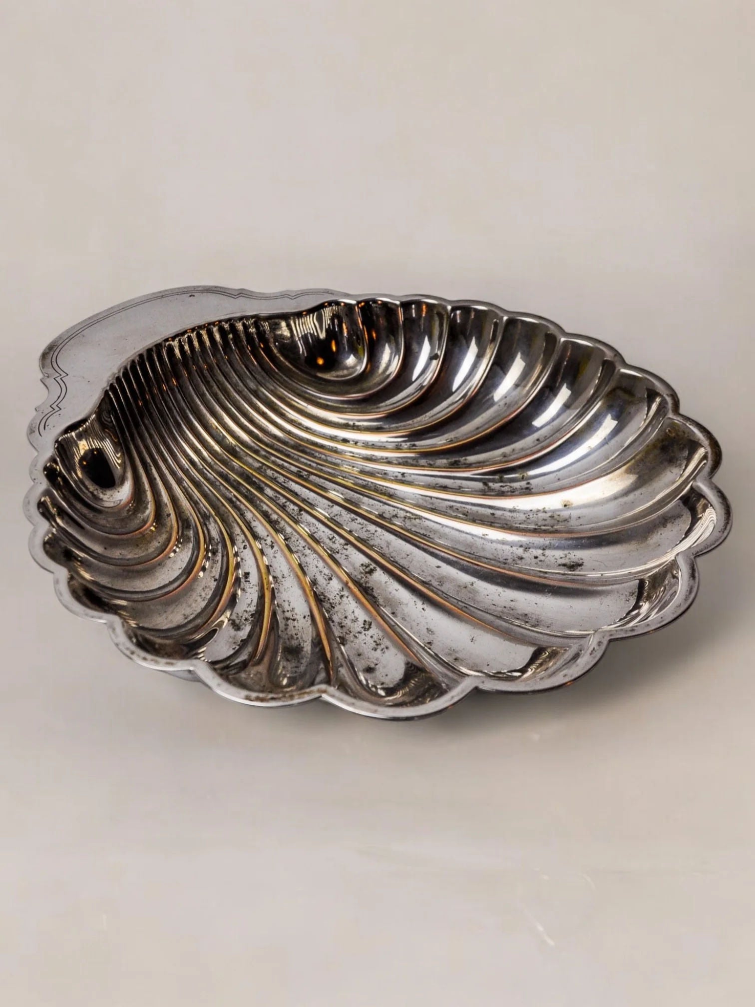 Silver Plated Shell Vide-poches 1970 — close-up of reflective silver interior