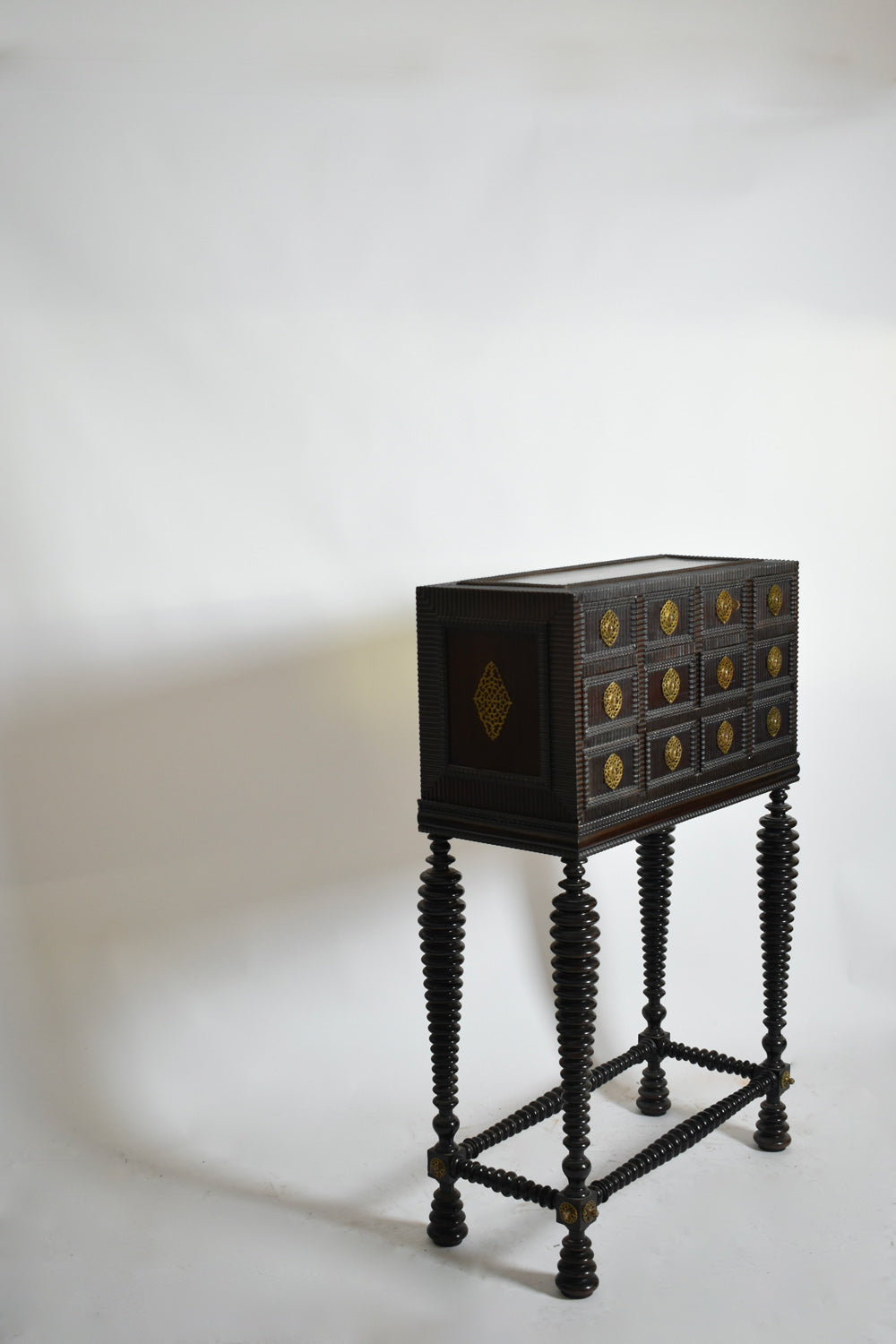 Turned wood cabinet, XIXth c. — side angle