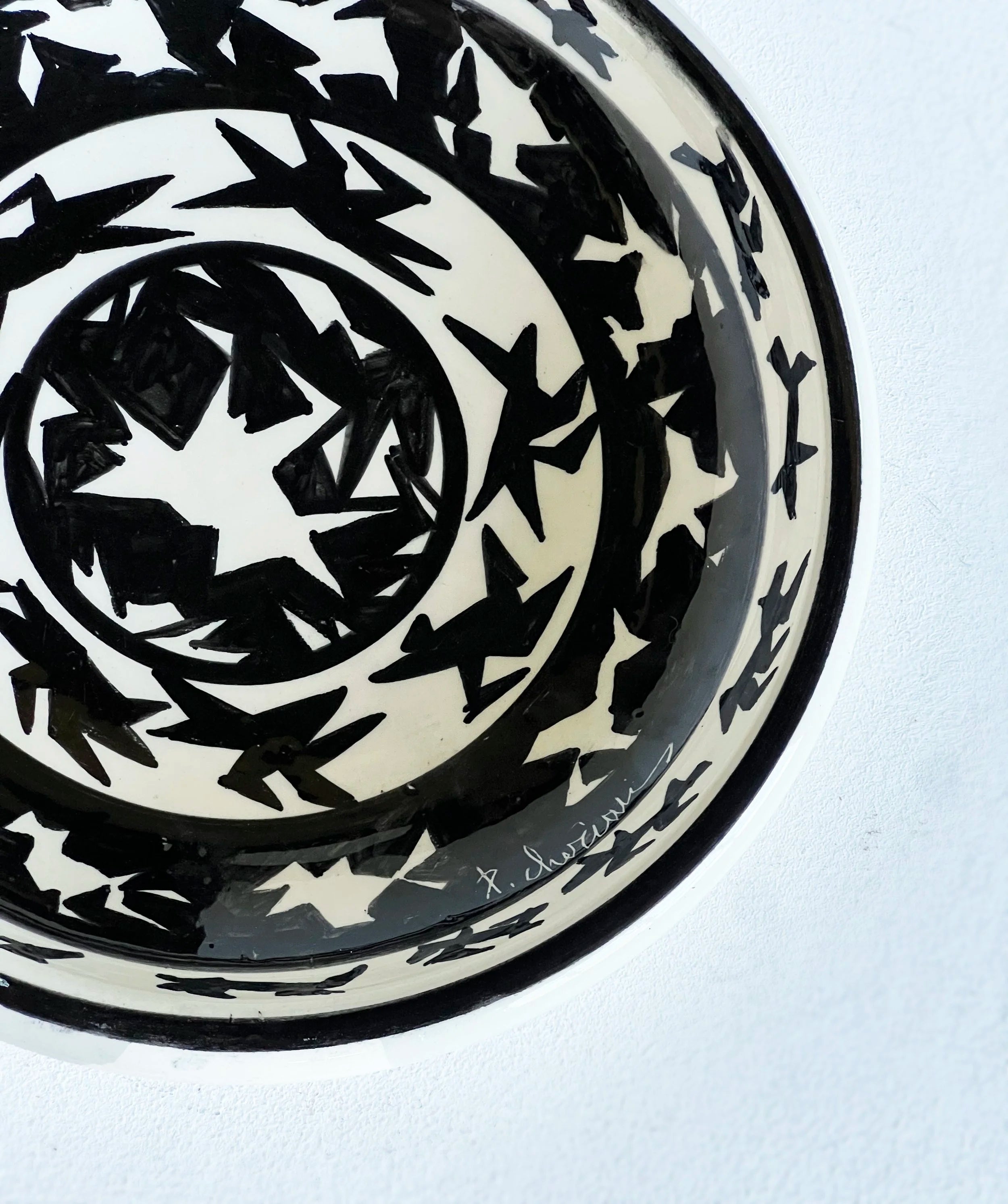 Monochrome Artist Plate — side angle