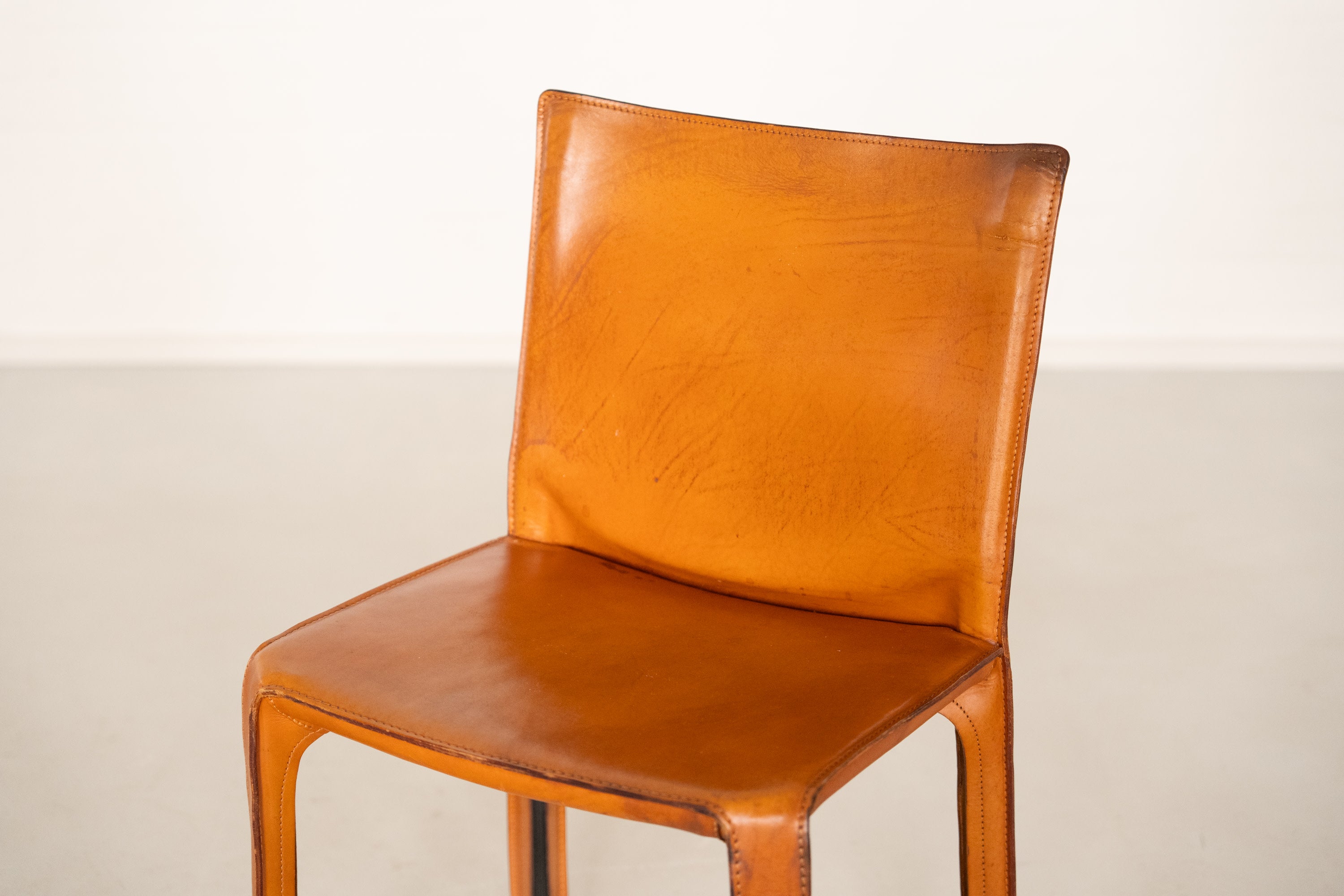 Cab 412 Chair Set by Mario Bellini for Cassina — close-up of tan leather seat