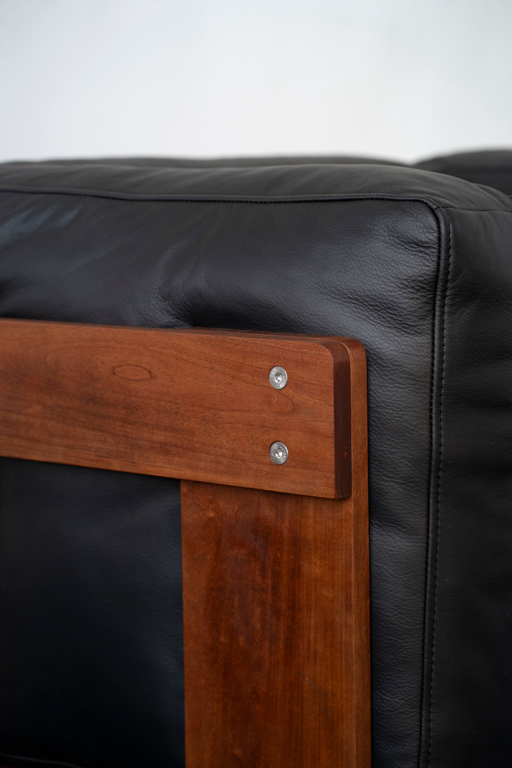 Overlap Lounge Chair | DN_S2503 — back view highlighting wooden frame and leather upholstery
