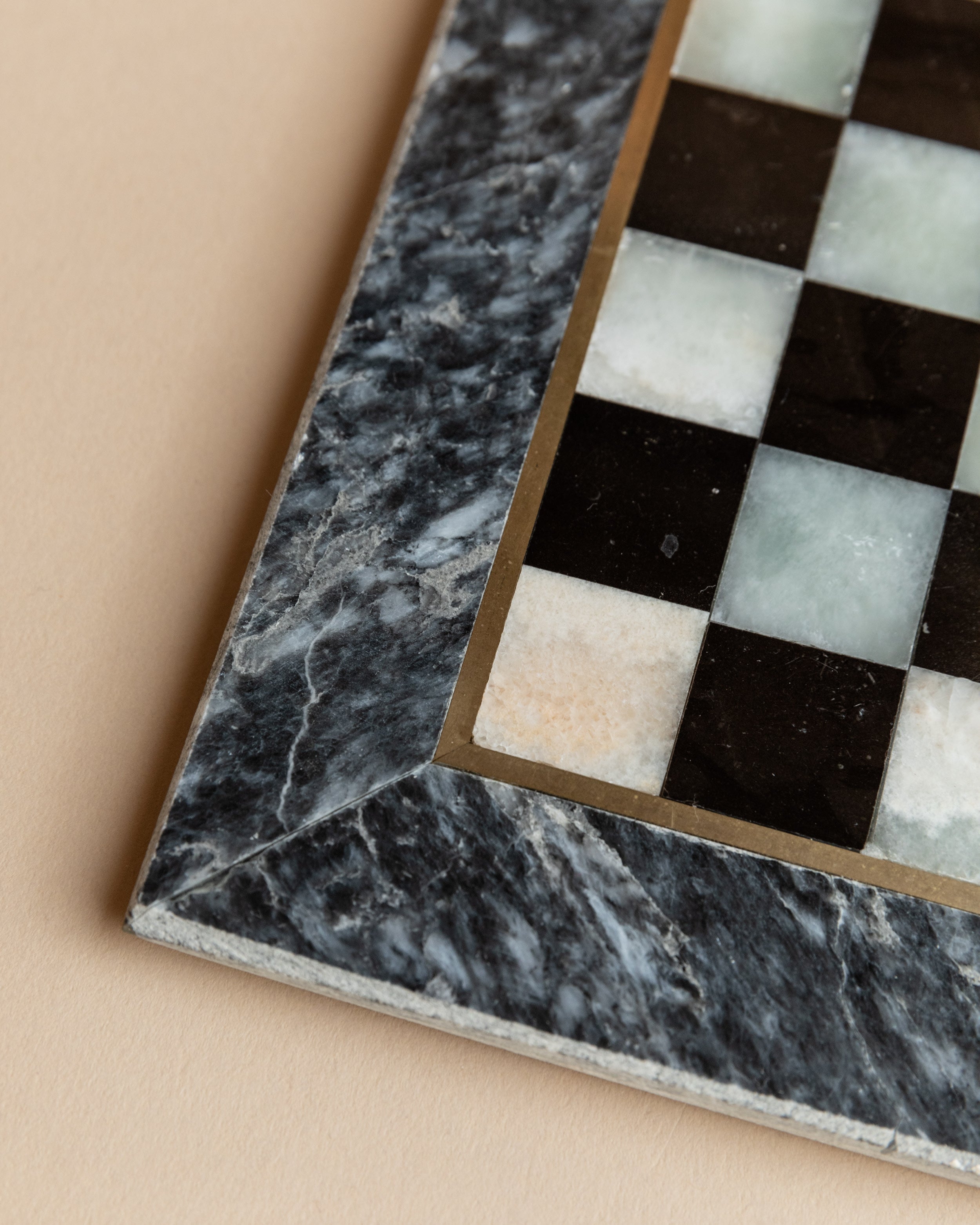 Ensemble d'échecs en marbre - Plateau en pierre avec pièces sculptées, Italie années 1960