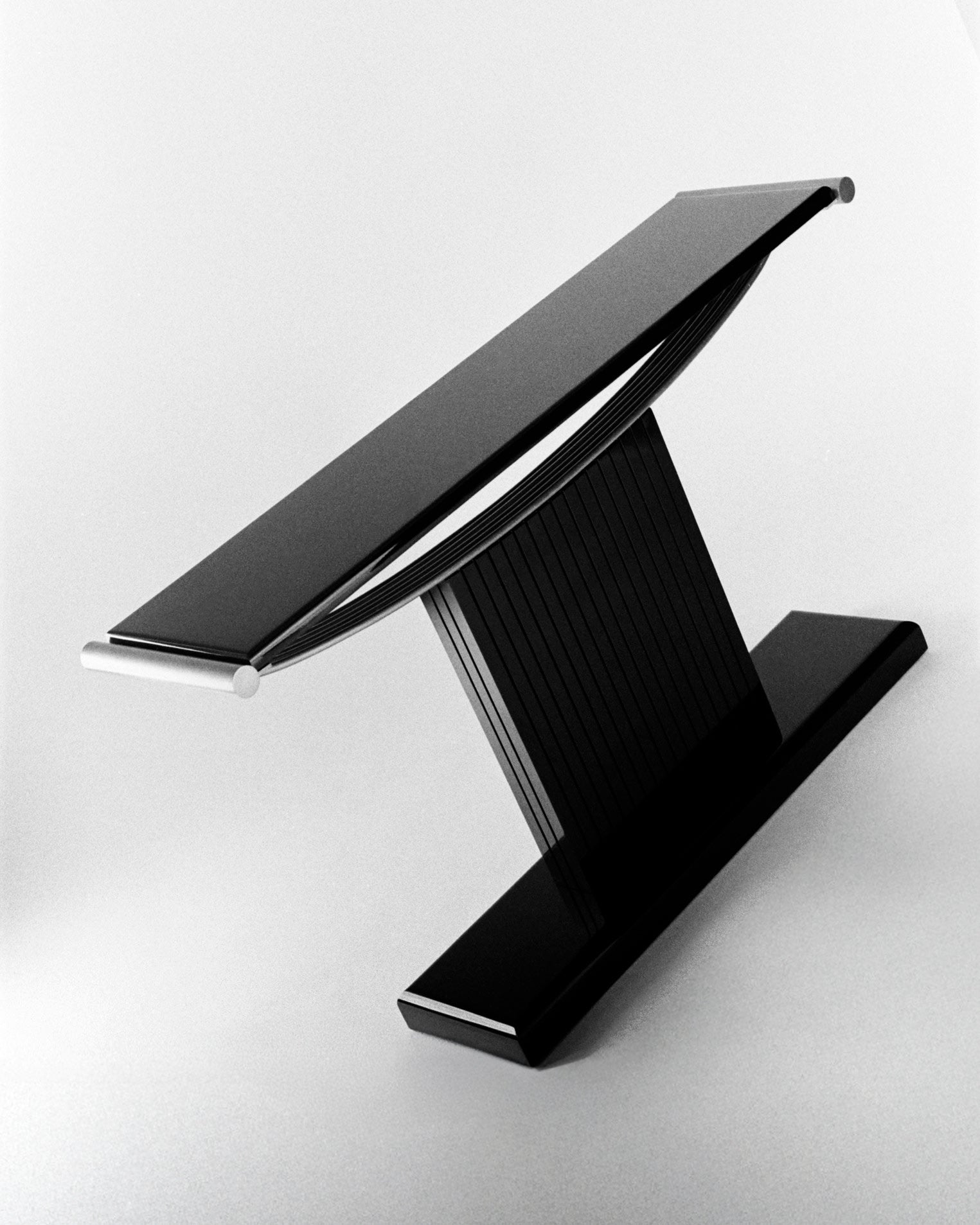 Console "The Portico" | Stainless Steel & Lacquered Wood — detail view