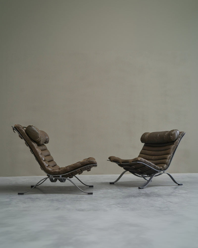 Arne Norell Pair of Ari Lounge Chairs in Steel and Patinated Leather, 1960s — side angle