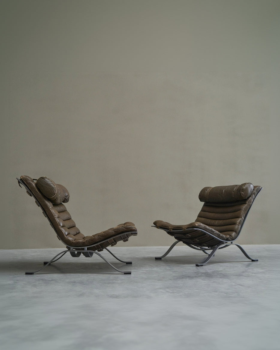 Arne Norell Pair of Ari Lounge Chairs in Steel and Patinated Leather, 1960s — side angle
