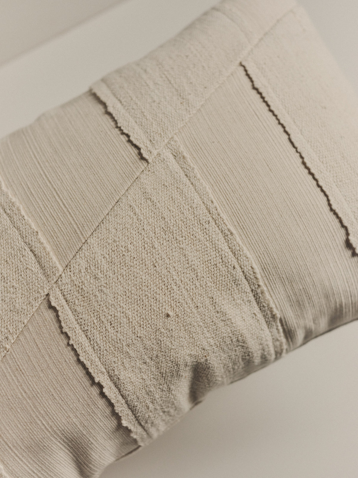 Handwoven white cushion in cotton and hemp  — detail view