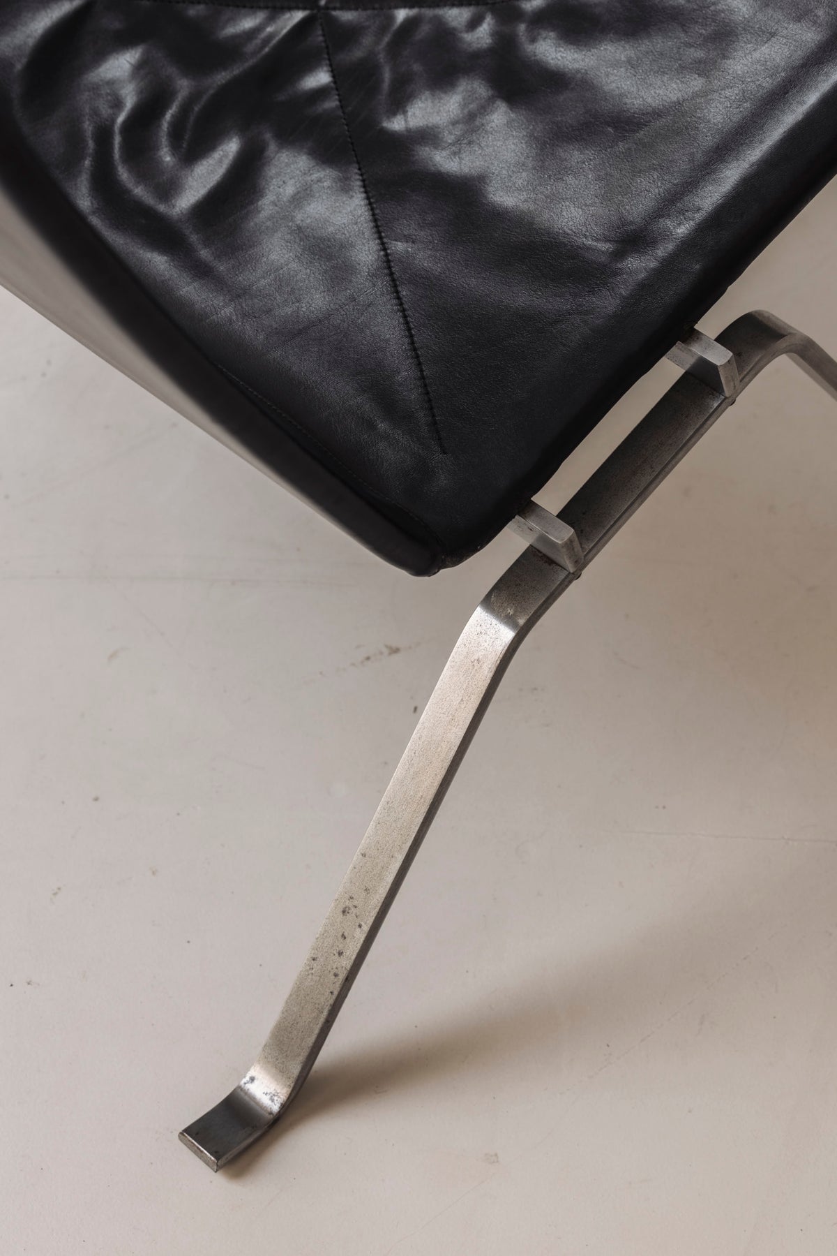 Early PK22 Lounge Chairs by Poul Kjærholm for E. Kold Christensen, Denmark 1960s — lifestyle setting