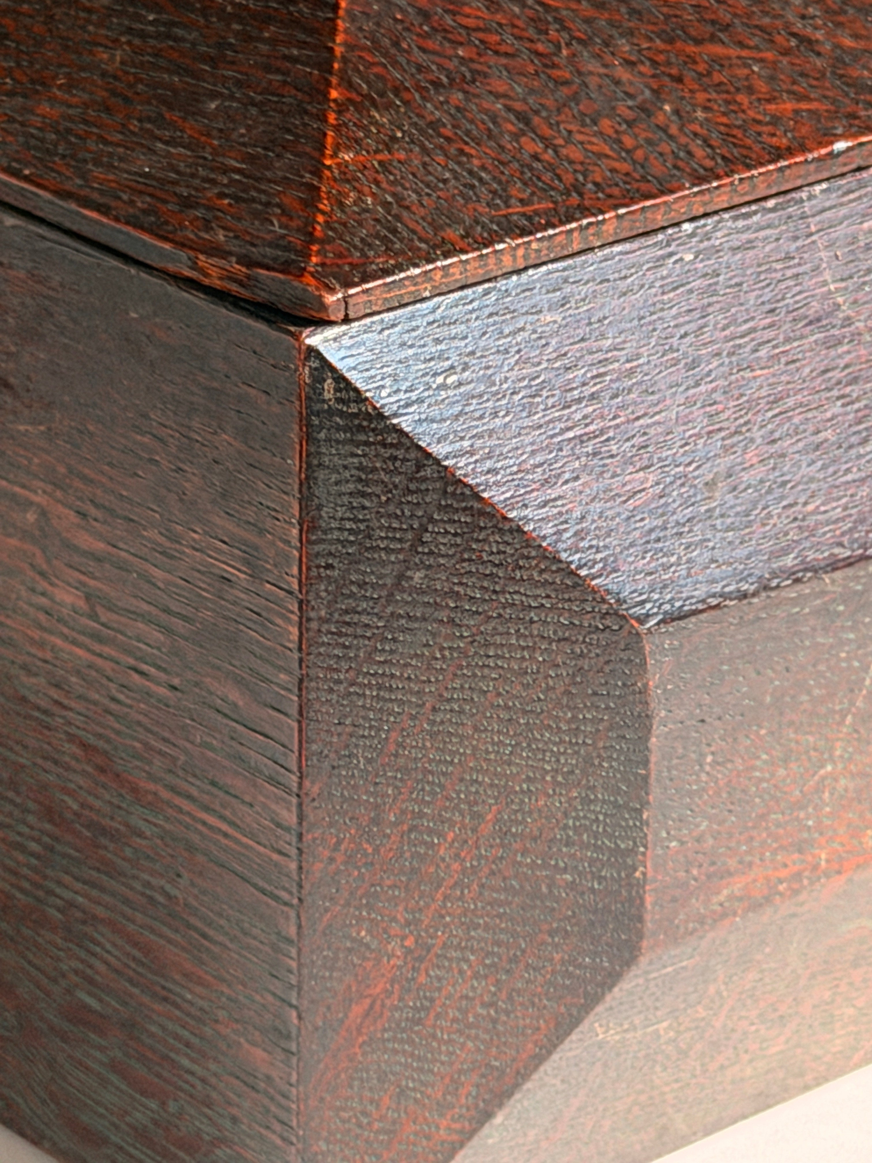Art Deco lidded box in exotic wood, France, circa 1930 — detail view