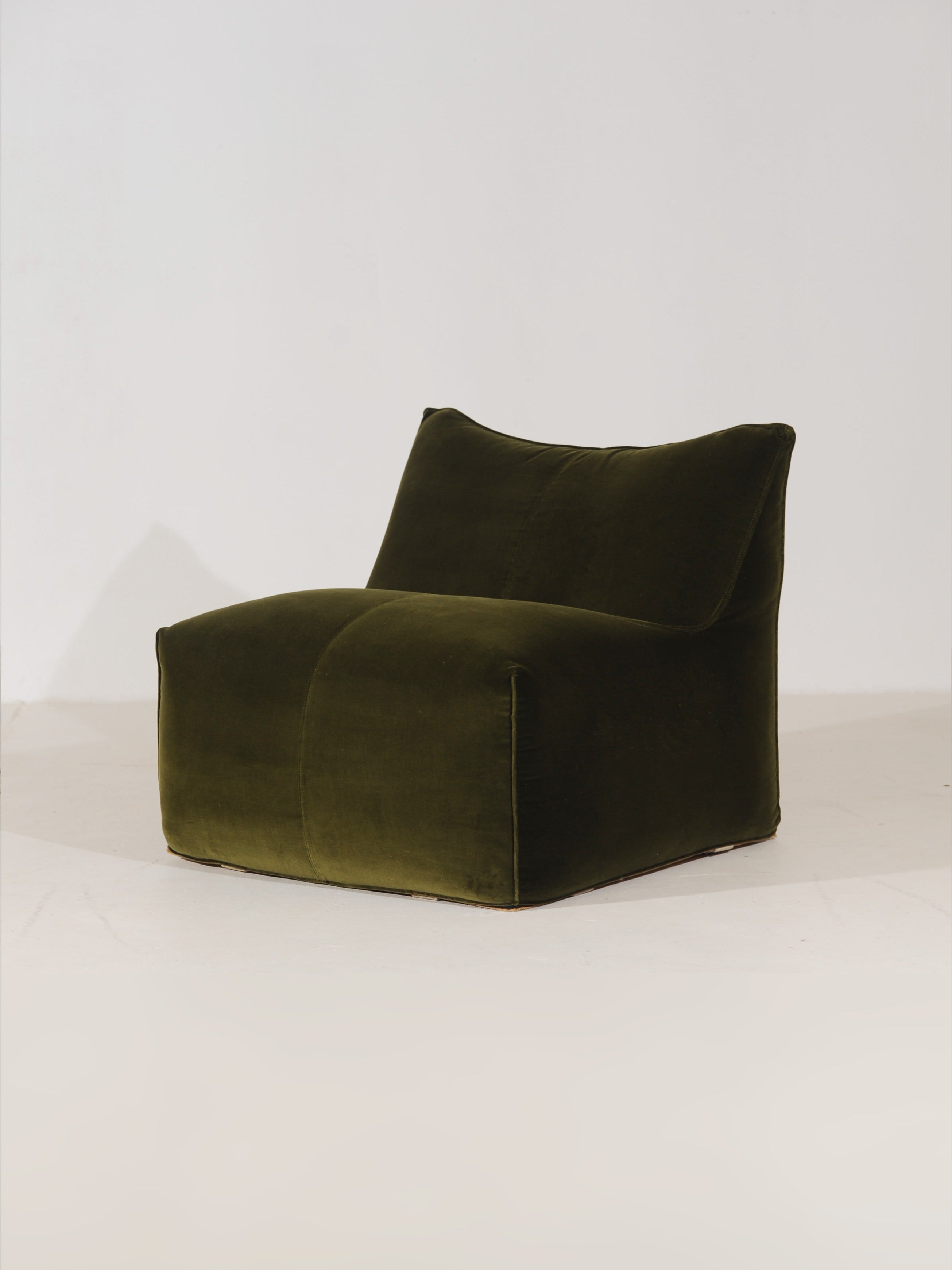 Le Bambole Chair by Mario Bellini for B&B Italia in emerald green velvet, Italy 1971 — detail view