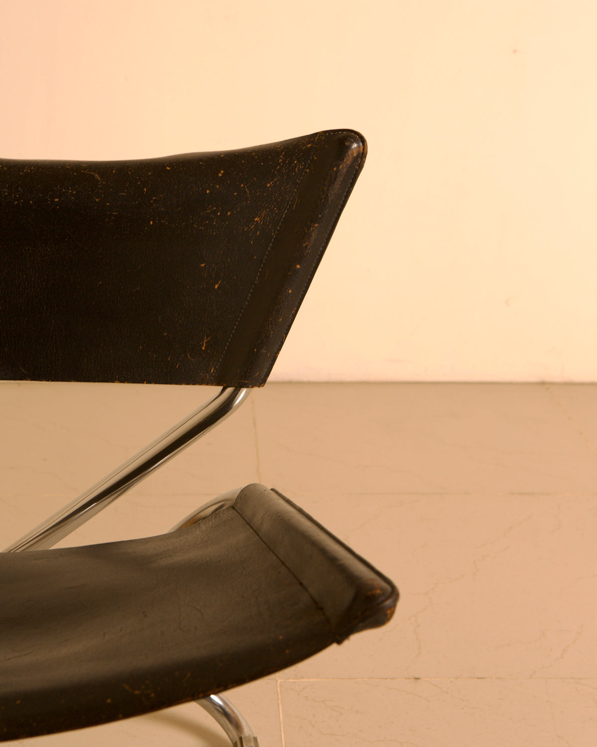 Chaise d'appoint "Z" Scandinave en cuir noir patiné par Erik Magnussen pour Torben Ørskov — alternate view