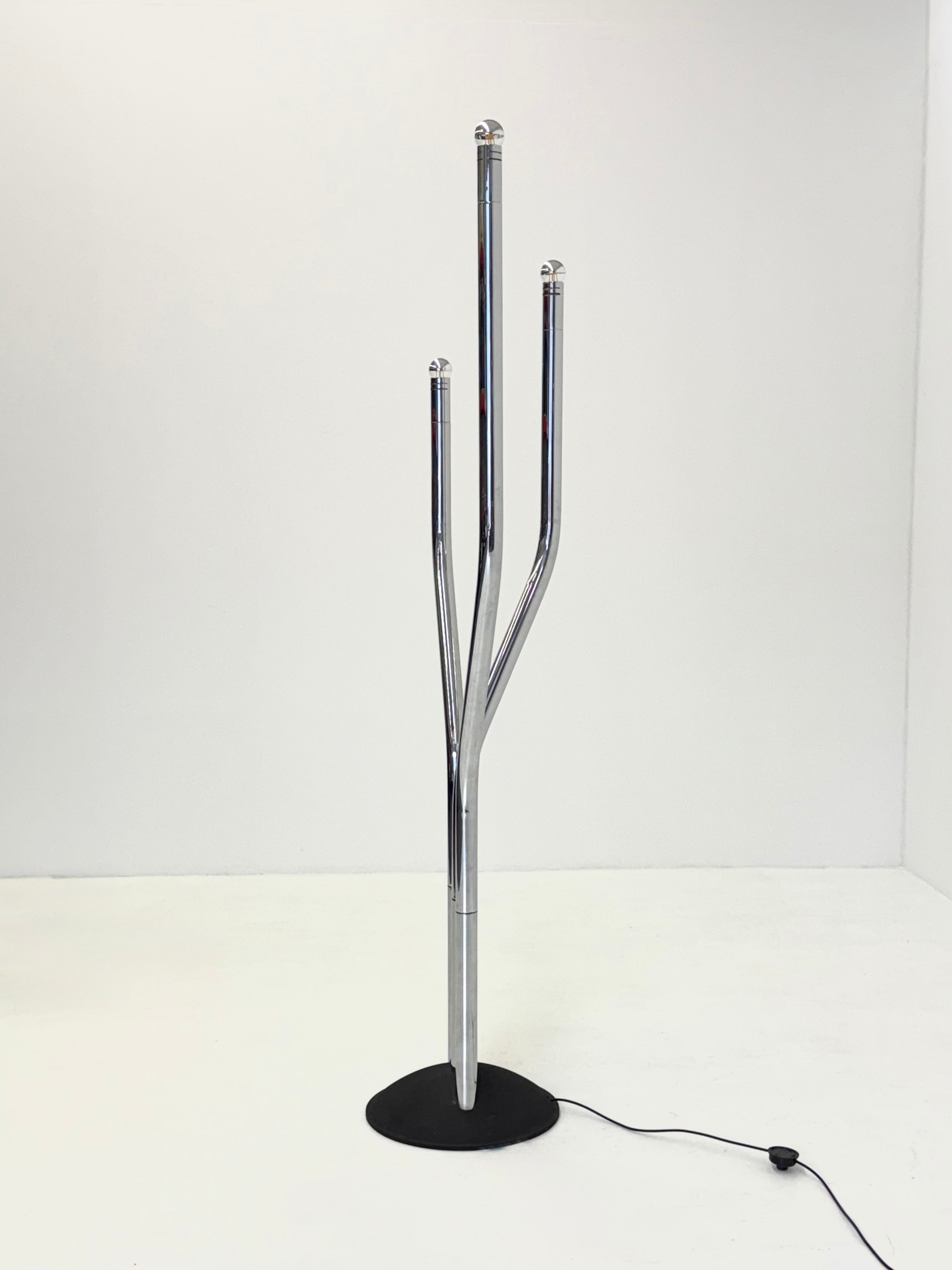 Chrome tubular frame designer floor lamp by Goffredo Reggiani — view 10