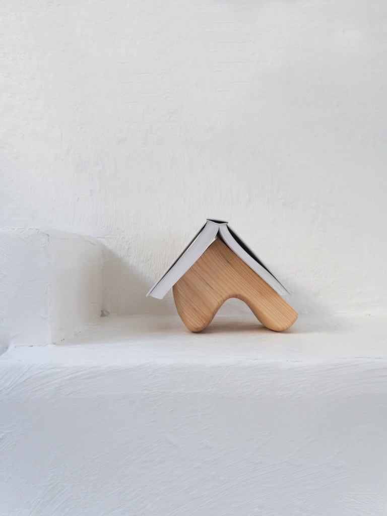 Affinités Bookends — side view of natural wood design on shelf