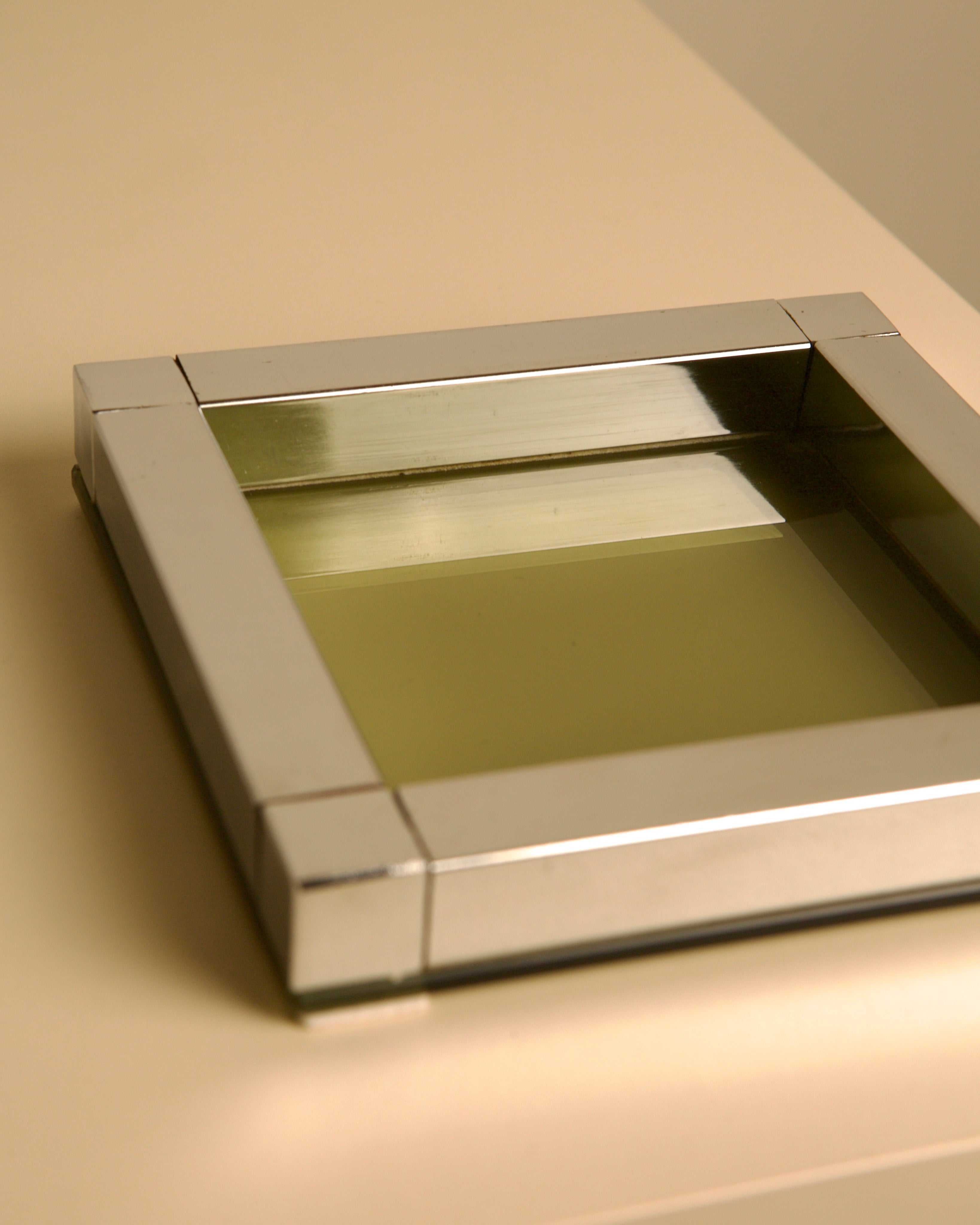 Plateau à bibelots italien carré en métal et verre, années 70