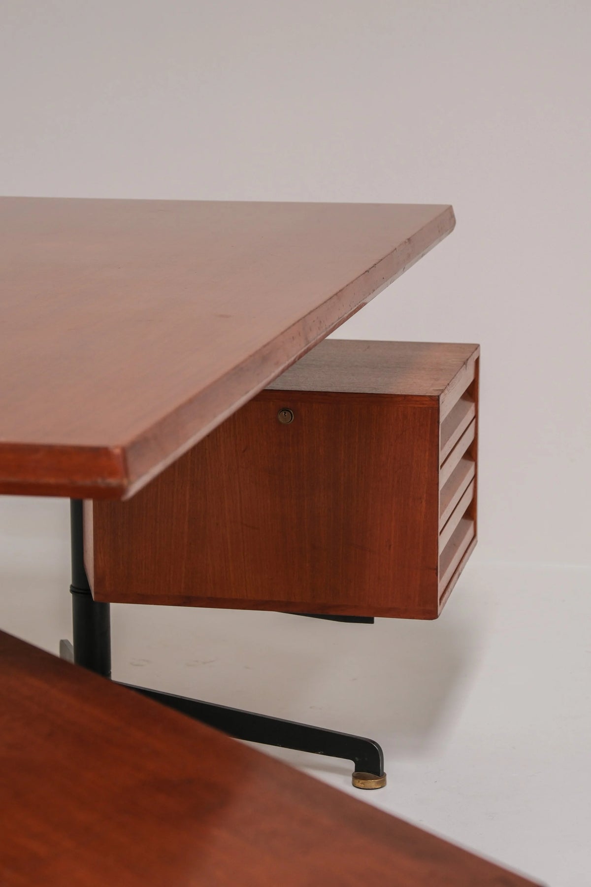 Osvaldo Borsani T95 Executive Desk for Tecno, Italy, 1956 — detail view