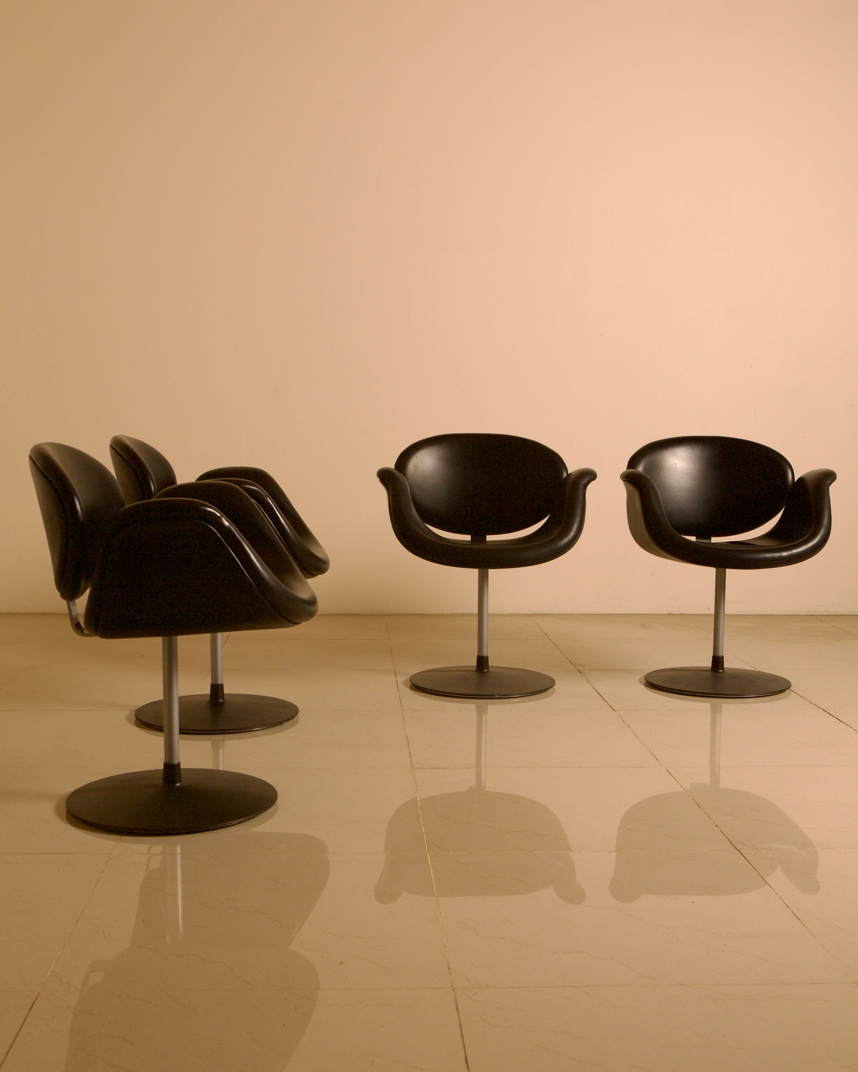 Set of 4 "Little Tulip" black armchairs by Pierre Paulin for Artifort 80s — detail view