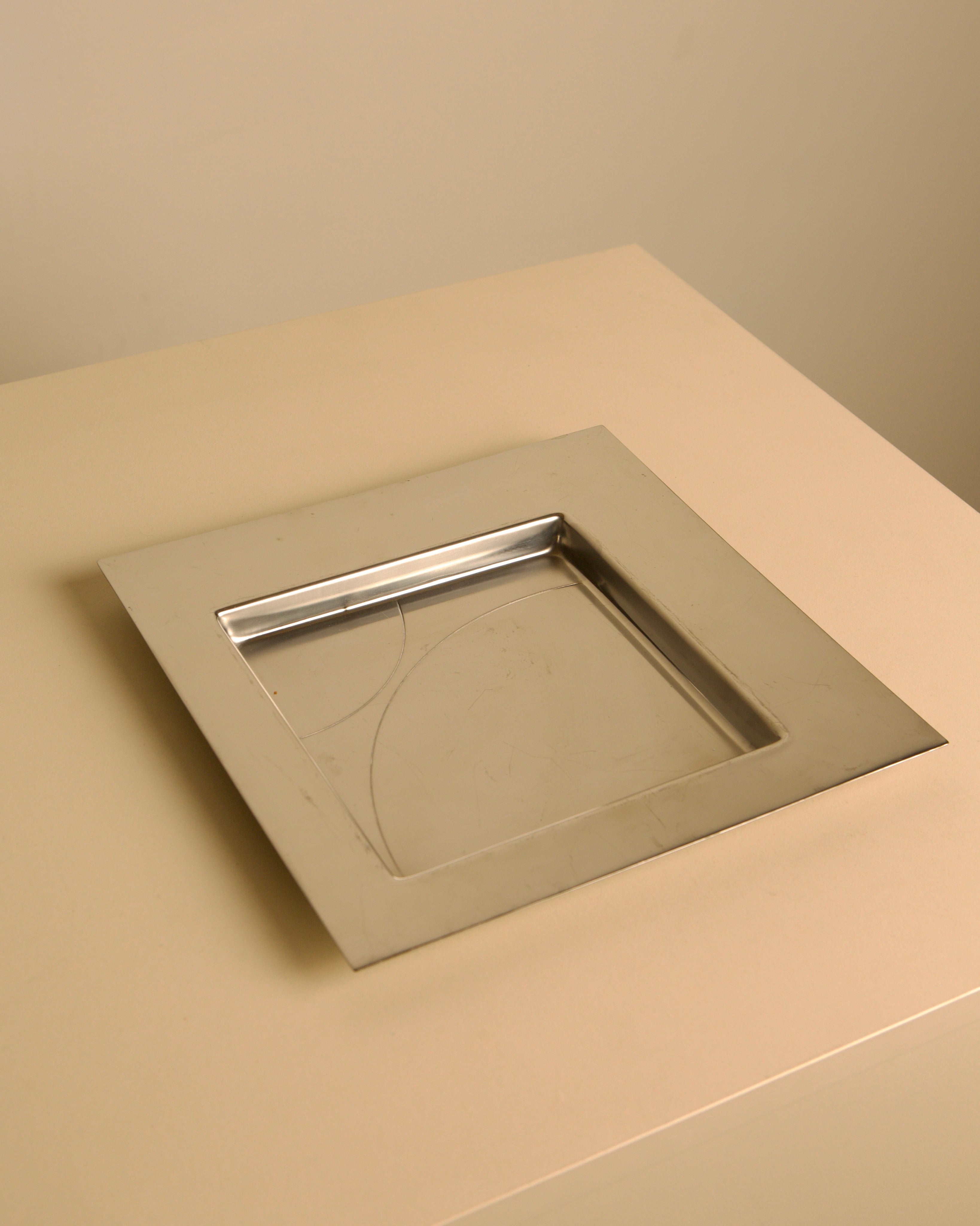 Metal tray by Mattia Pastorino for Cleto Munari 70's — detail view