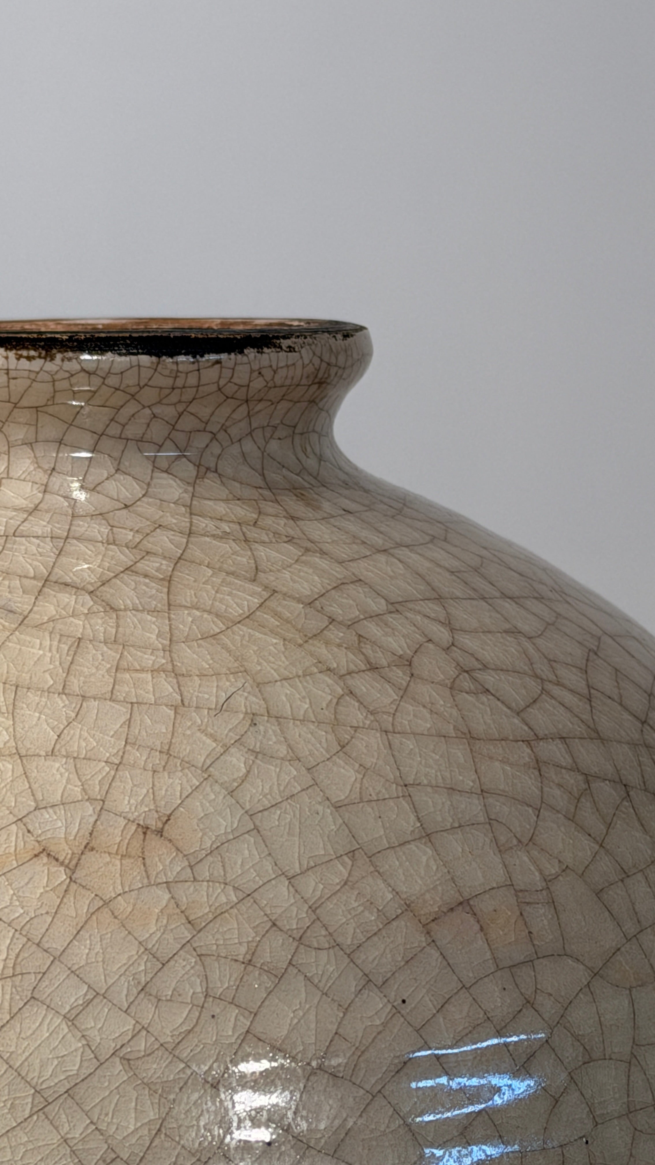 Important crackled white ceramic vase, France, circa 1930, Art Deco period — top view highlighting crackled texture