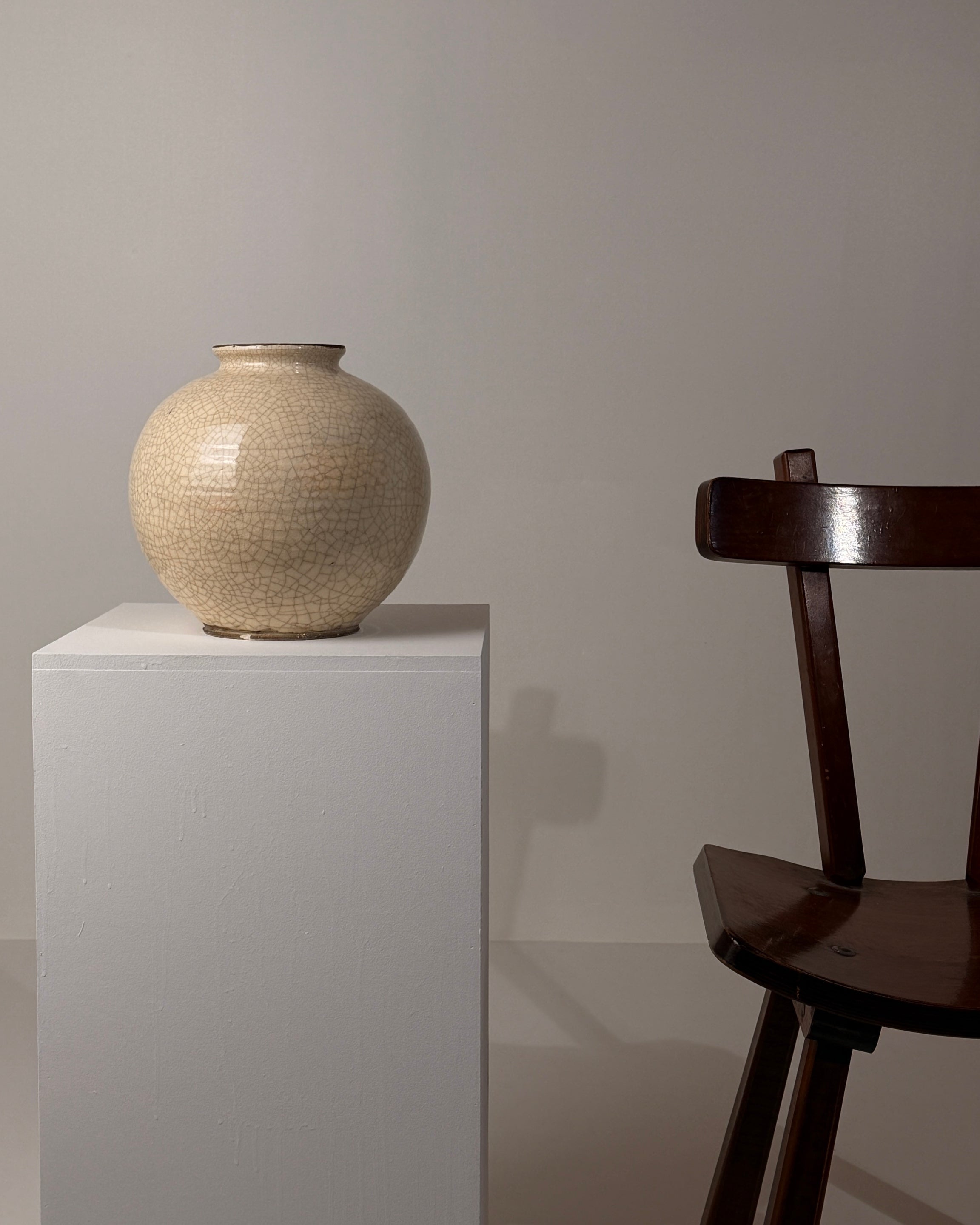 Vase en céramique blanche craquelée, France, vers 1930