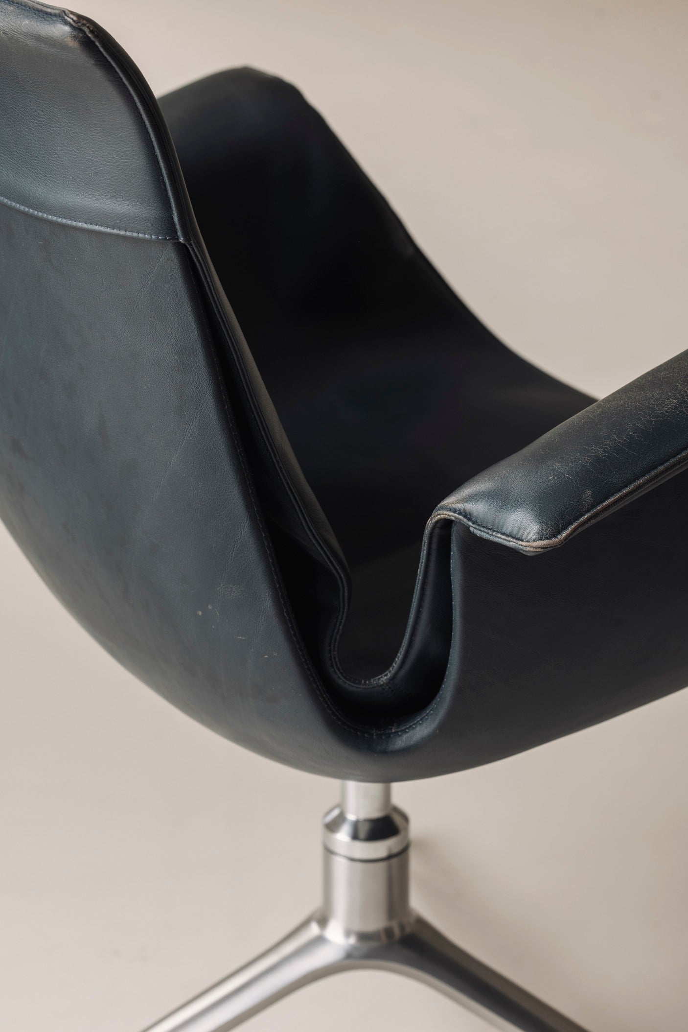 Set of two Bird Low Tulip Chairs by Fabricius & Kastholm, 1960s — lifestyle setting