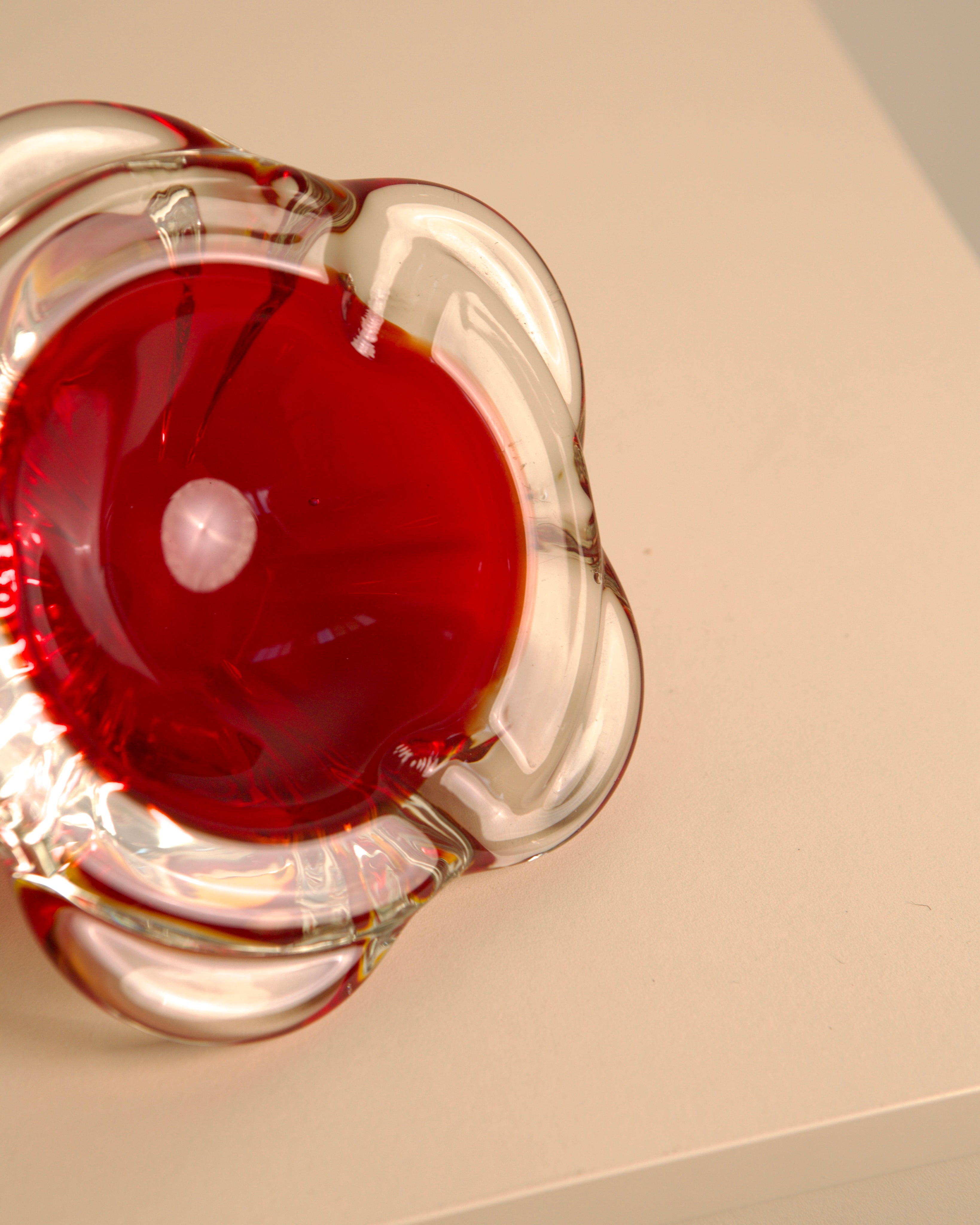 Cendrier "Fleur" en verre de Murano rouge des années 80