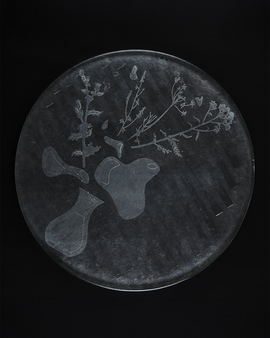 Table basse "SPILLED", en verre gravé.  — detail view