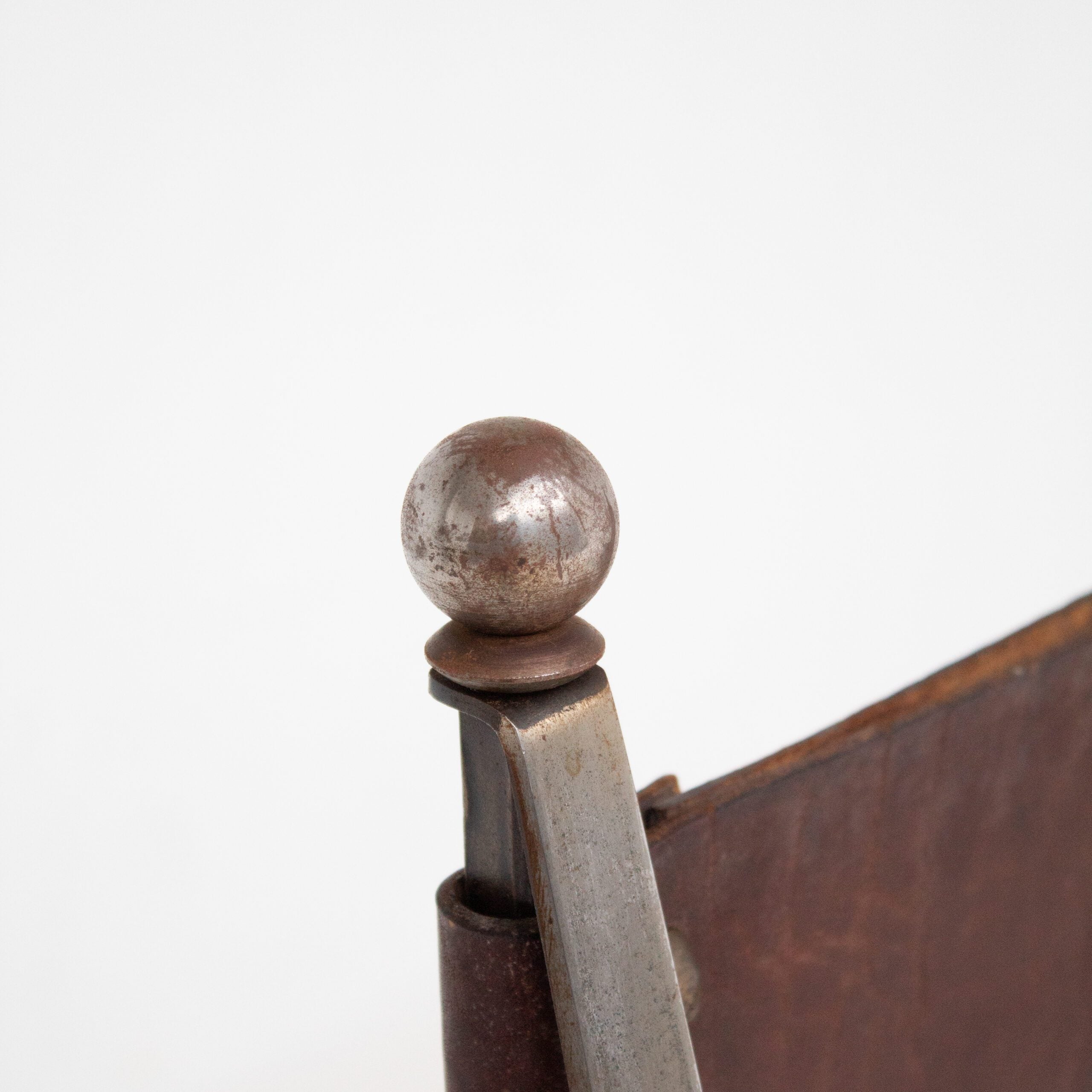 Paire de chaises curules en fer avec assise en cuir