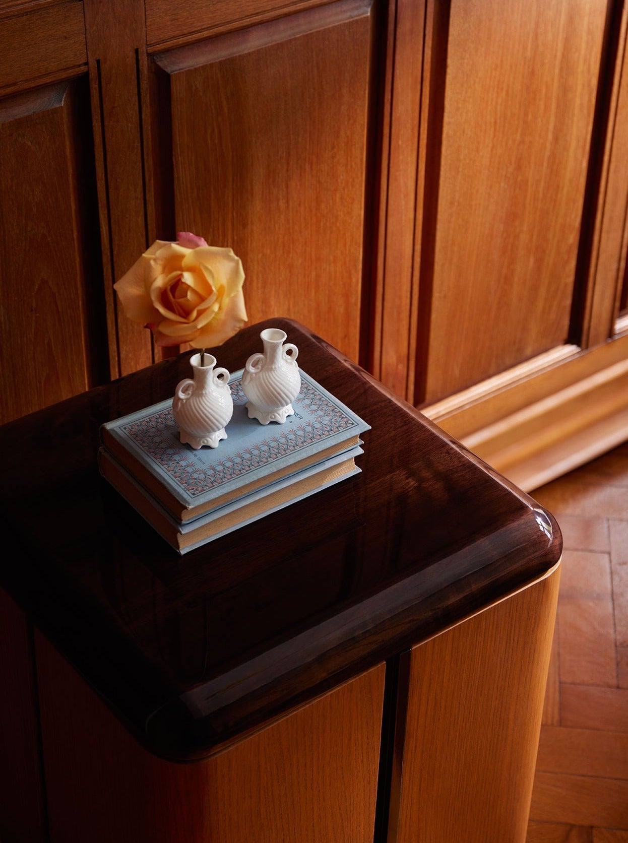 Paire de tables de nuit à positions diverses