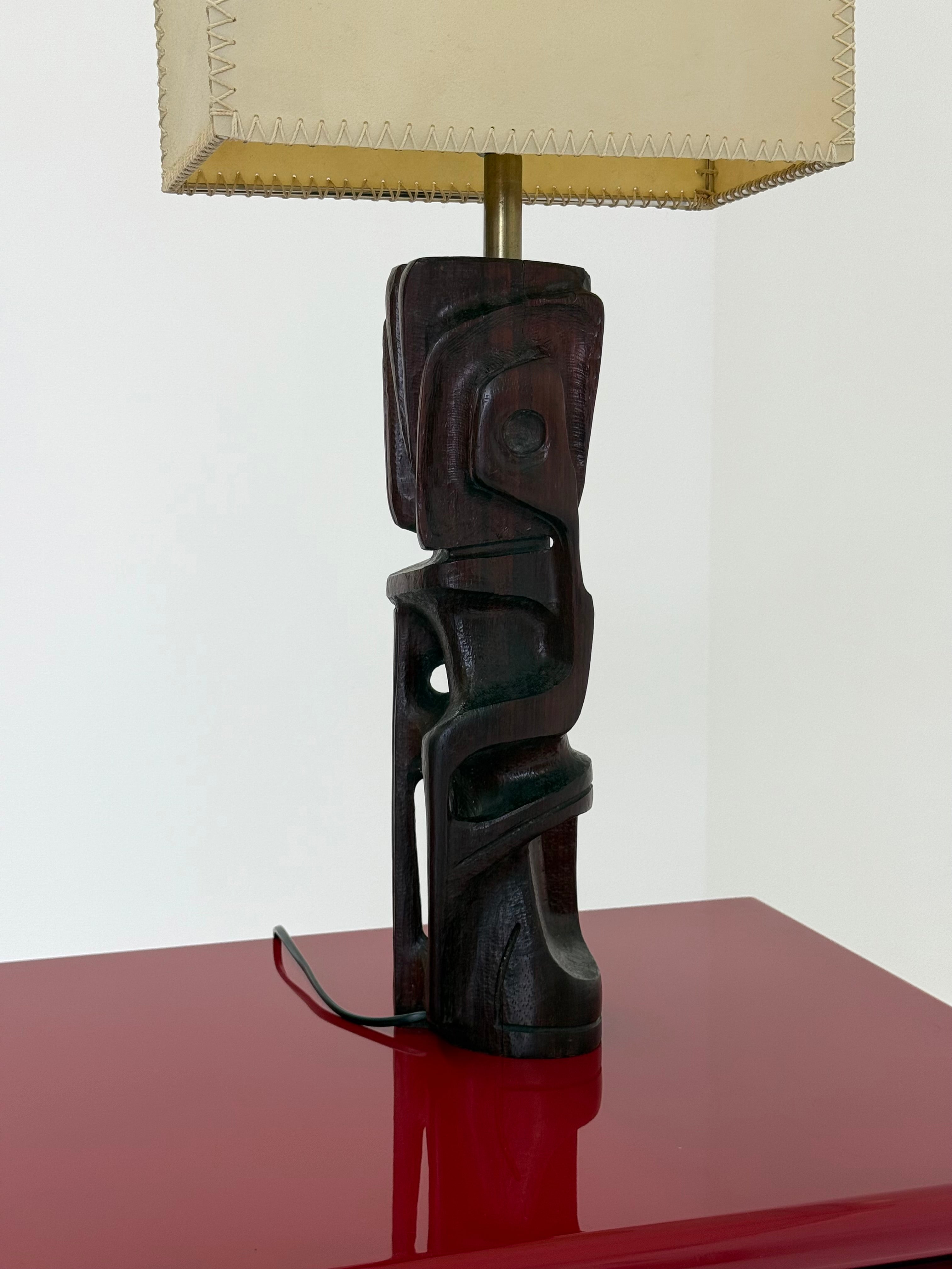 Hand-carved wooden sculptural table lamp by Gianni Pinna — detail view