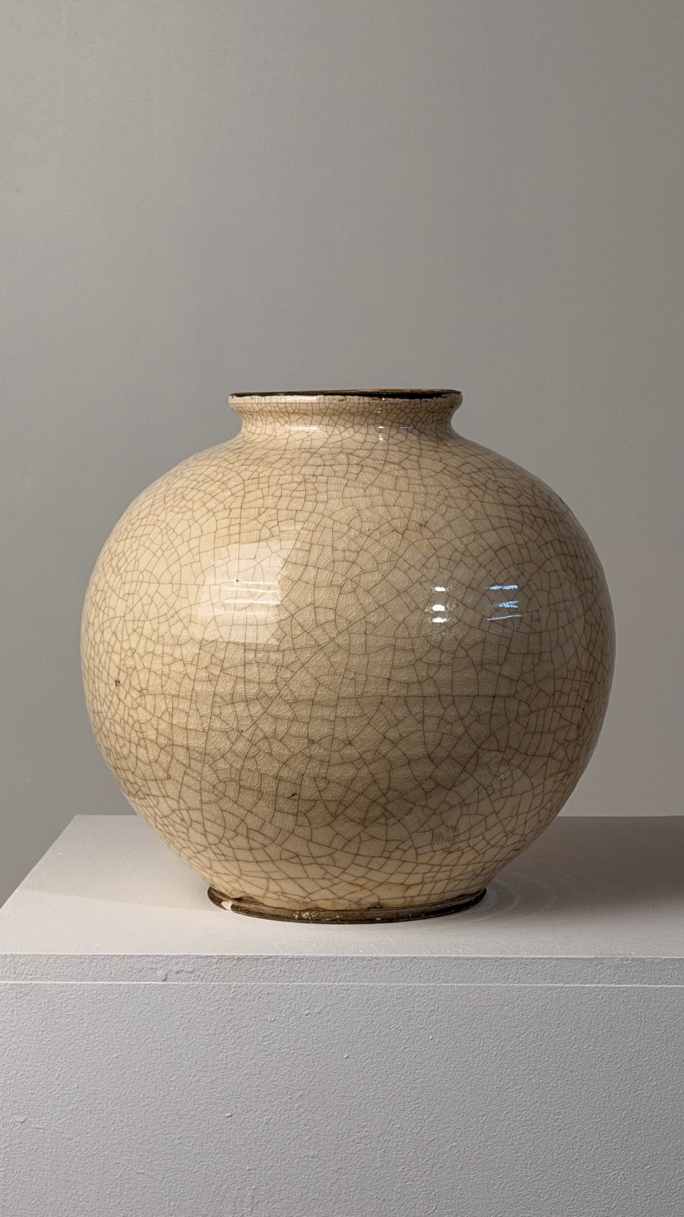 Important crackled white ceramic vase, France, circa 1930, Art Deco period — front view on white pedestal