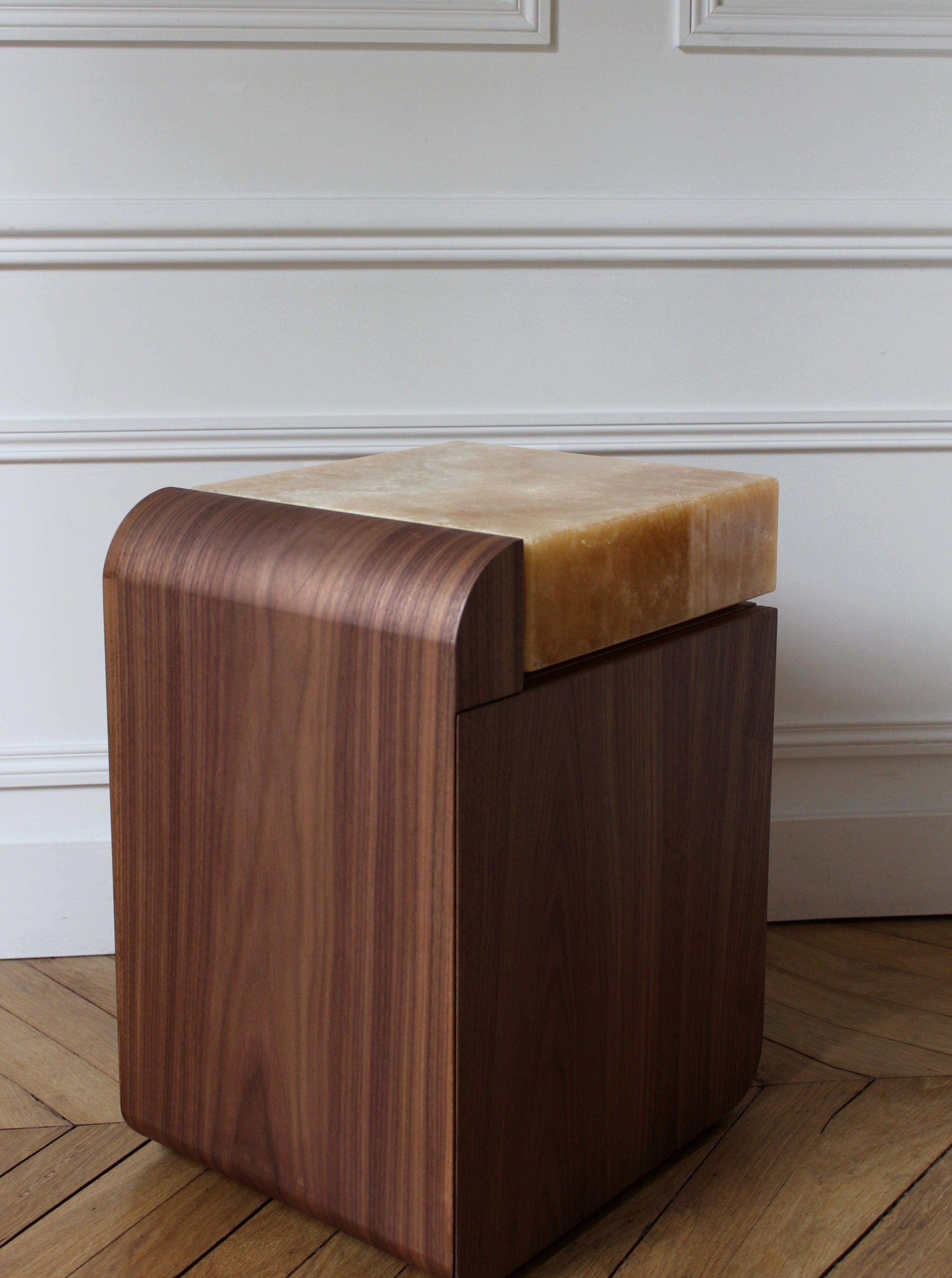"Amo" Noyer Wood and Honey Onyx Side Table — detail view