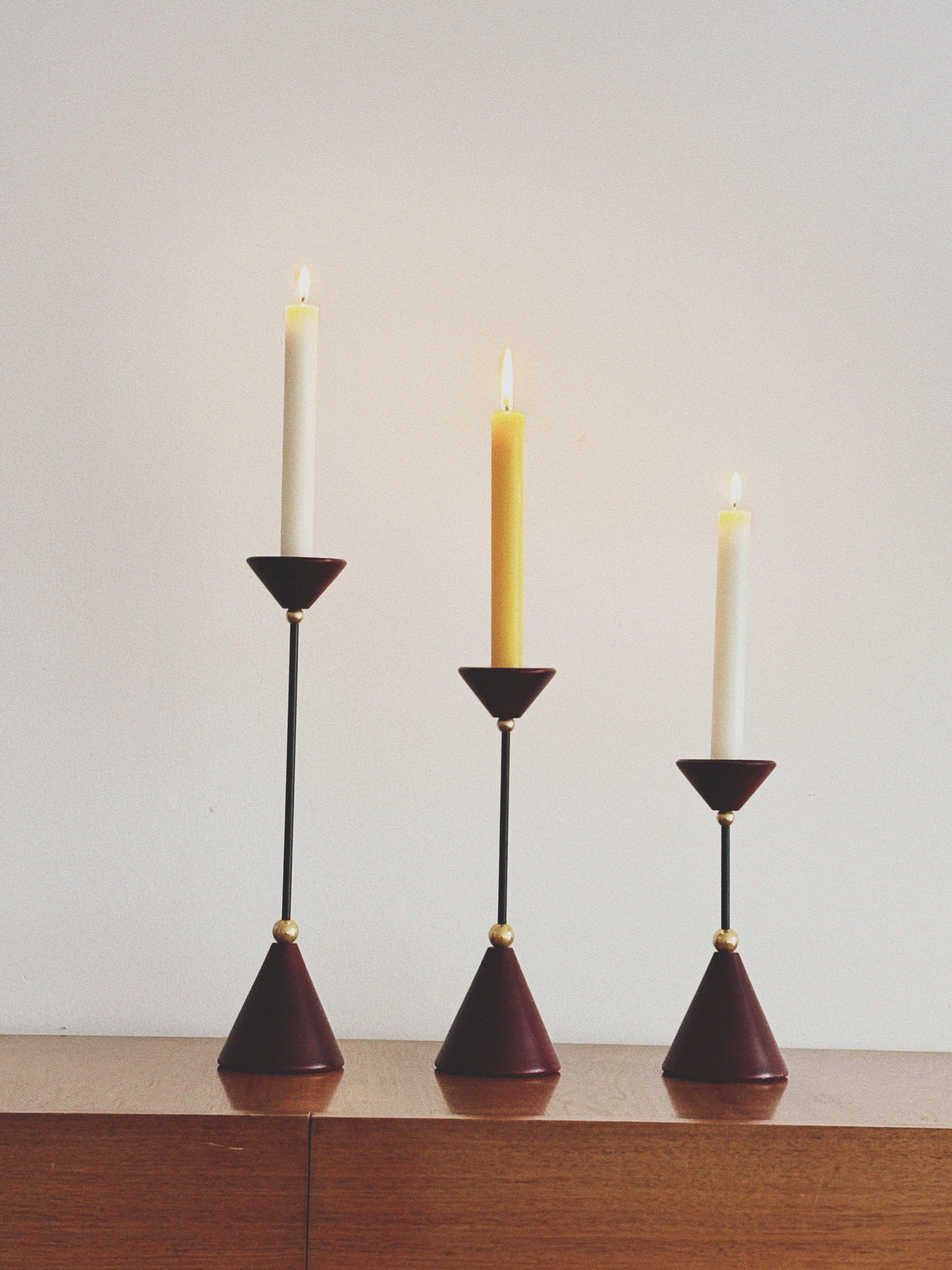 Ensemble de bougeoirs postmodernes en bois et métal