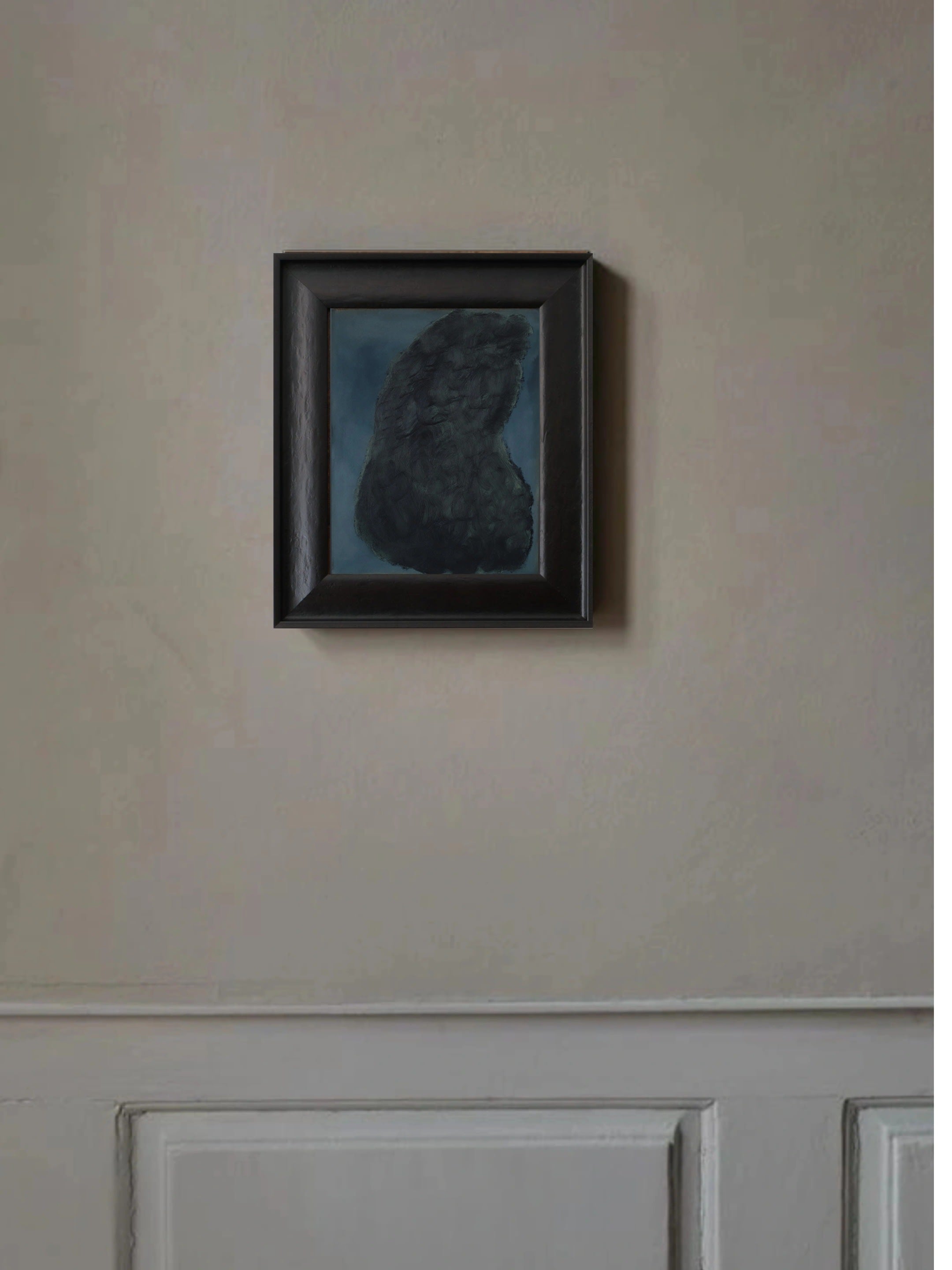 The "Coraux verts bleu" by Yeliza Gevorgyan, a dark abstract oil painting in an ebony frame, hangs on a light wall above white wainscoting. Its textured forms emerge subtly against a muted background.