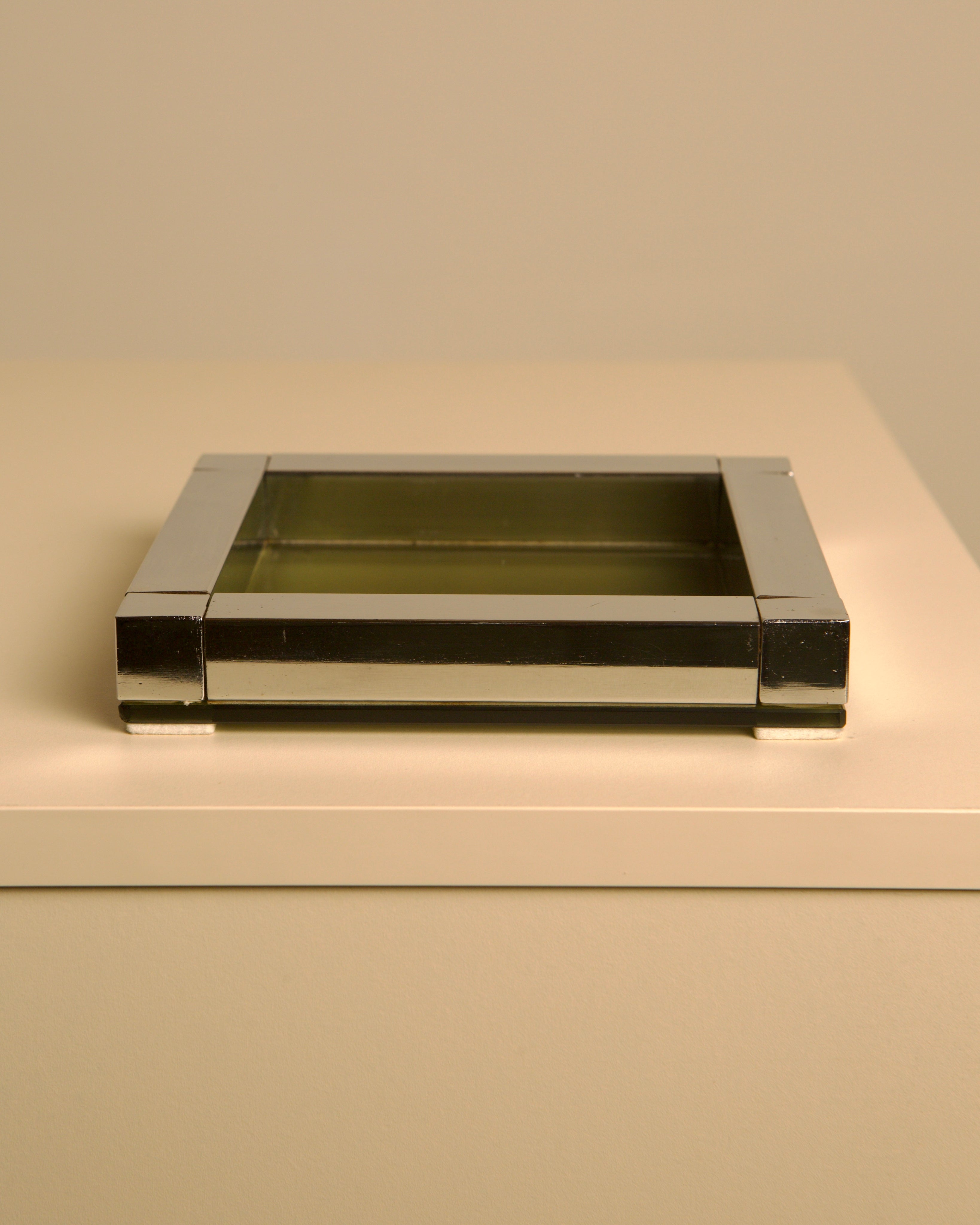 Plateau à bibelots italien carré en métal et verre, années 70