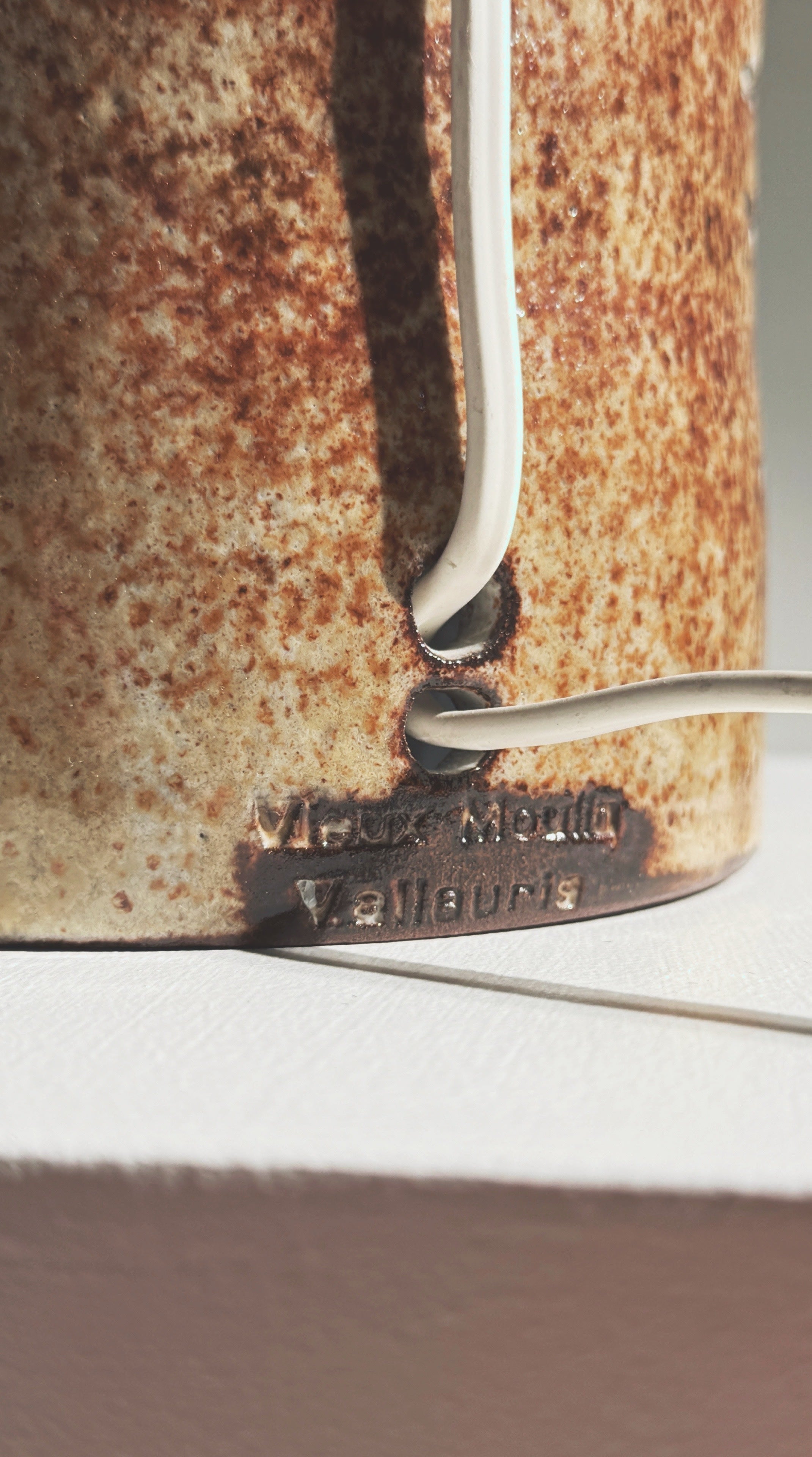 Lampe élégante ajourée par Robert Pérot, Vallauris, France, vers 1960.