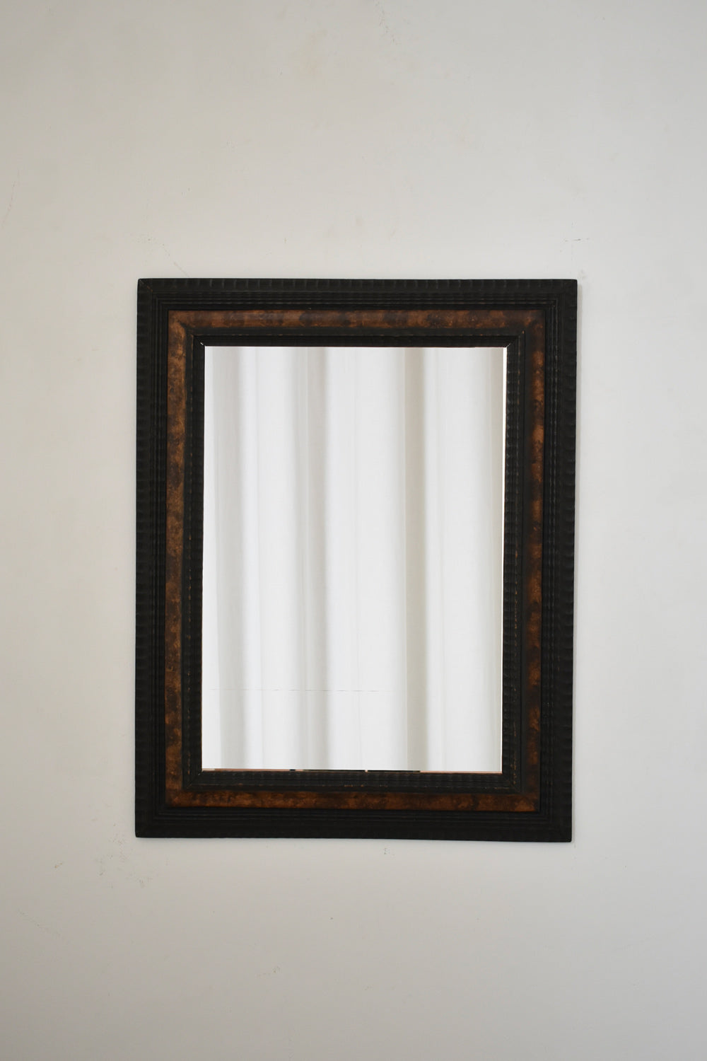 Carved ebonised wood mirror and trompe l'oeil turshell, XIXth c. — close-up