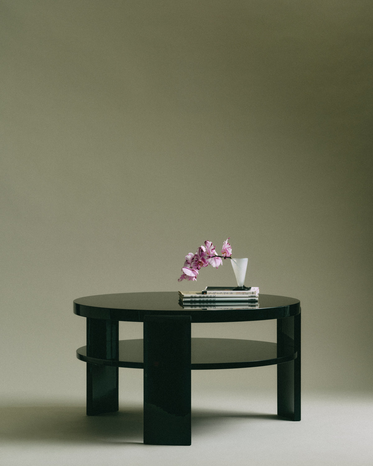 SPINA LOUNGE TABLE — close-up
