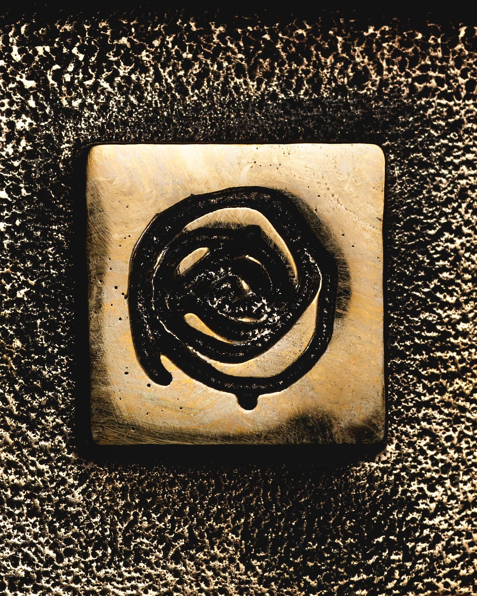 Cendrier "Emprunte" - Sculptural Ashtray made of Bronze — close-up