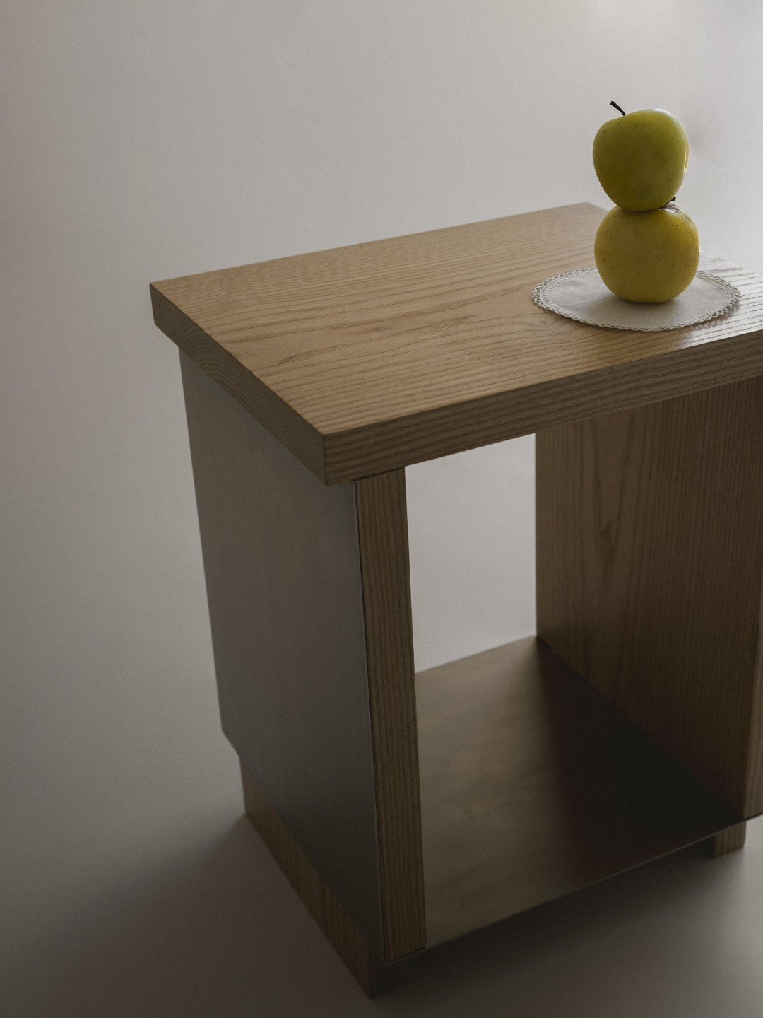 B2 STOOL Side Table in Oak and Stainless Steel — detail view