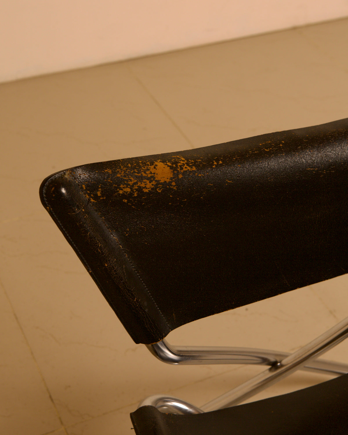 Chaise d'appoint "Z" Scandinave en cuir noir patiné par Erik Magnussen pour Torben Ørskov — lifestyle setting