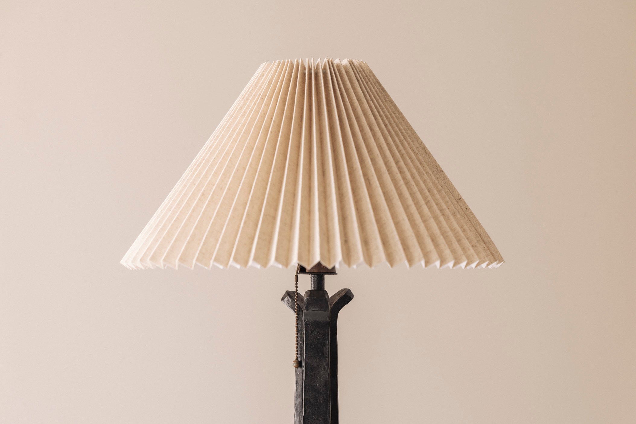 French wrought iron table lamp from the 1940s. — side angle