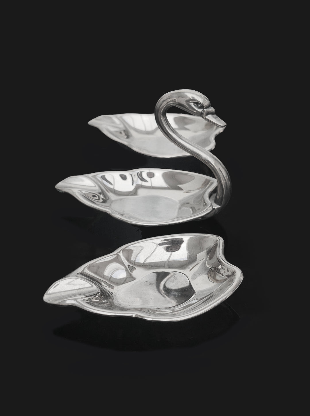 Set of Swan Ashtrays — detail view