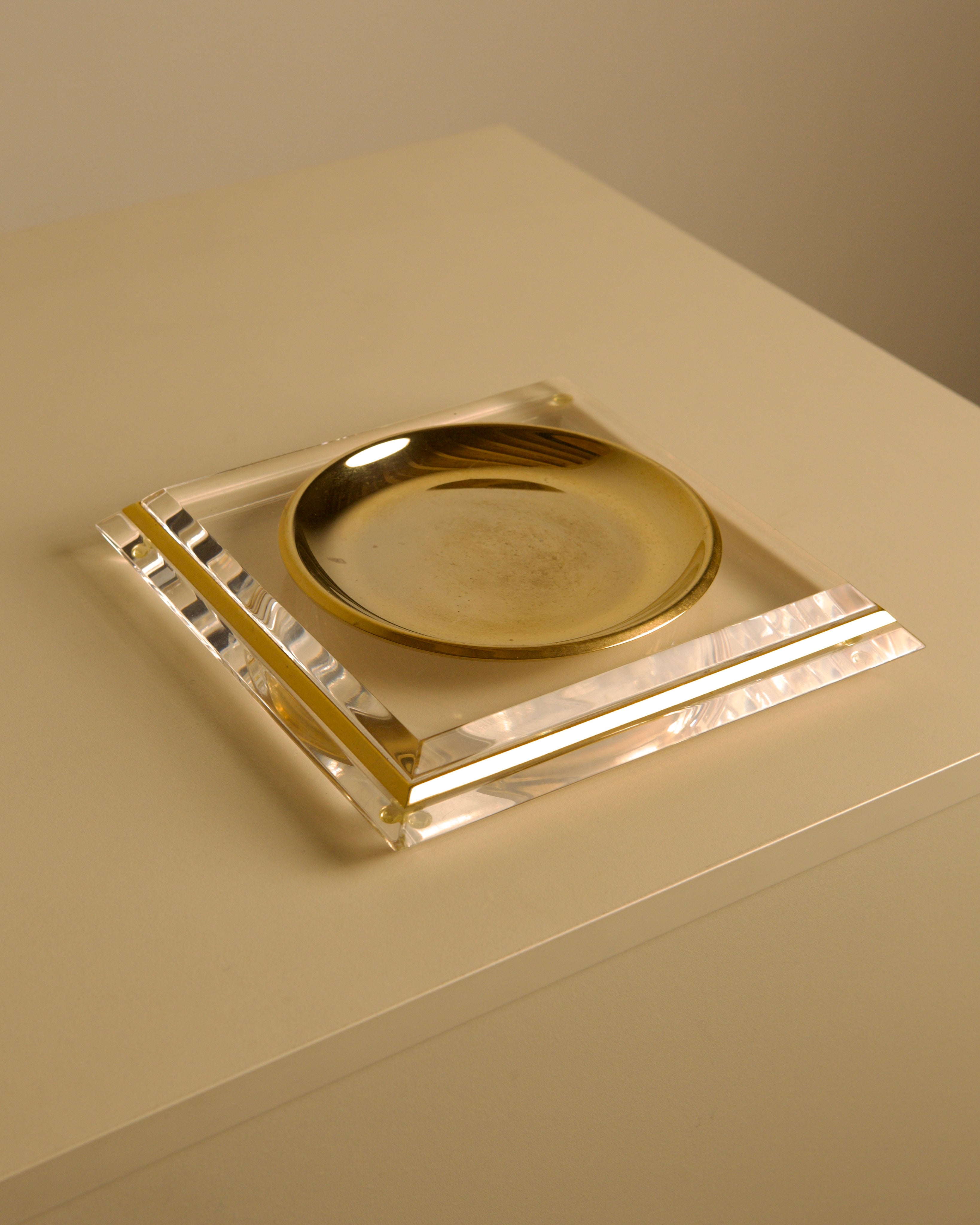 Italian "Pyramid" Trinket Dish in Brass and Plexiglass, 70s — side angle showing brass dish on clear base