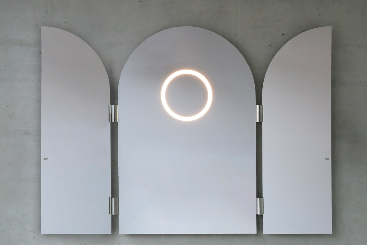 Triptych XL, stainless steel mirror — lifestyle setting
