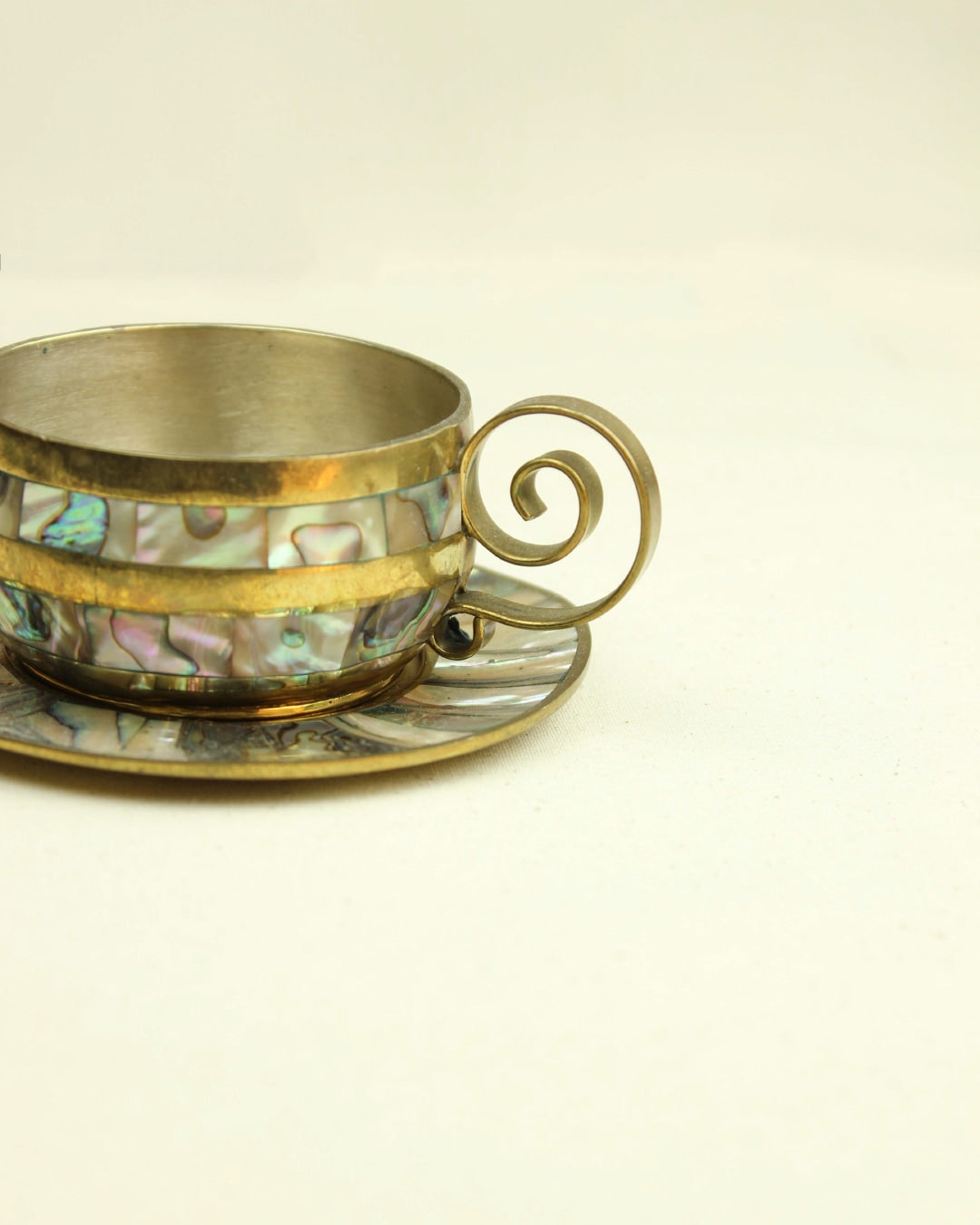 Taza Abulón — side view showing iridescent shell inlay
