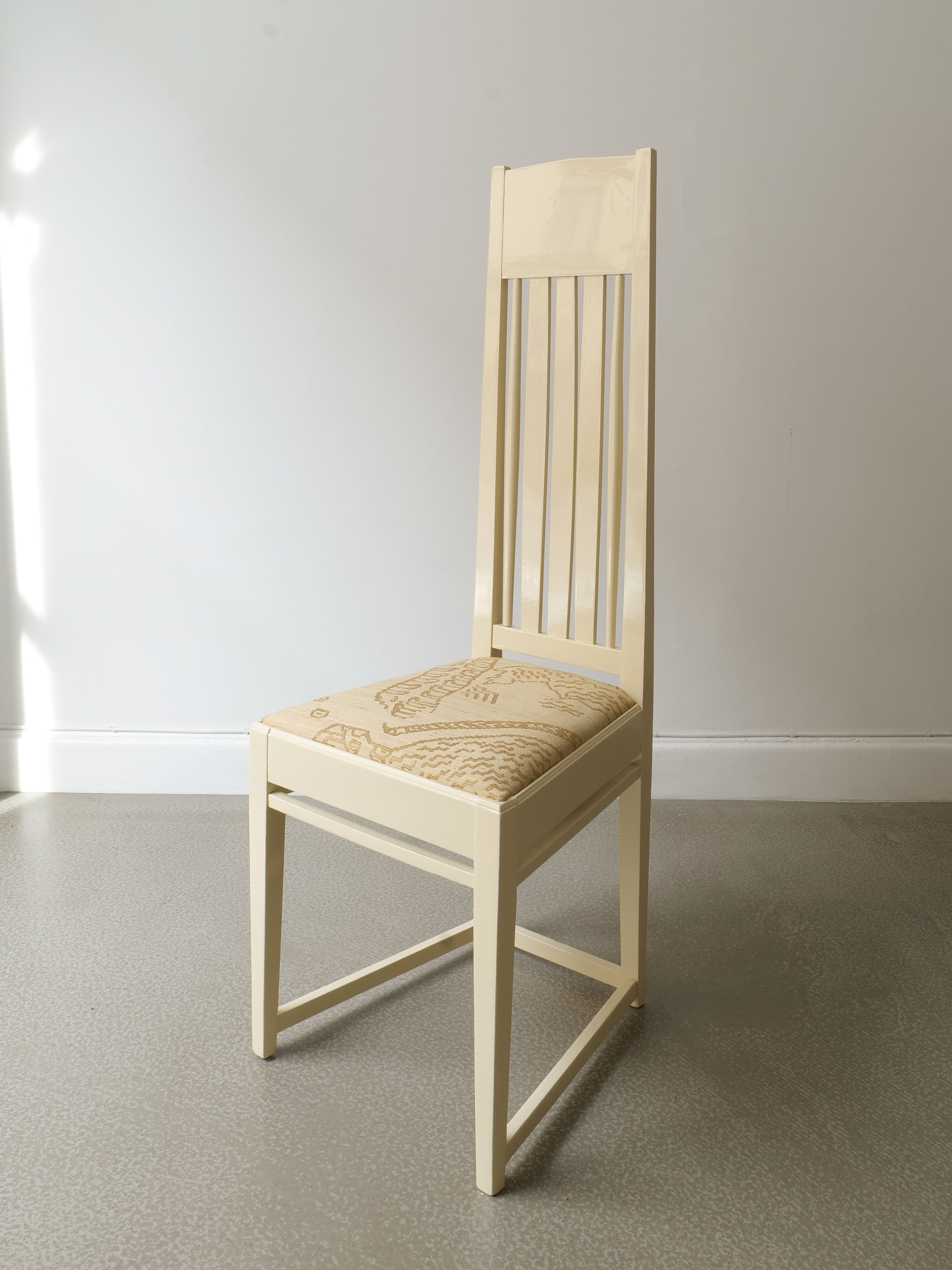 Light birch Jugend accent chair with vertical slat back and patterned upholstery