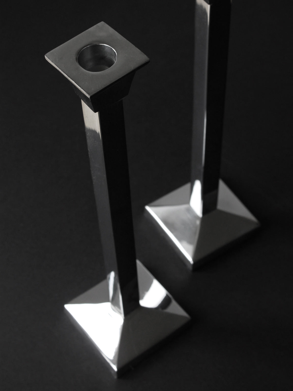 Paire de grands porte-bougies en métal poli avec effet miroir