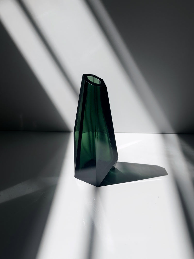 Emerald color vase - French Art deco 1940s by Dodo Vintage | The Oblist