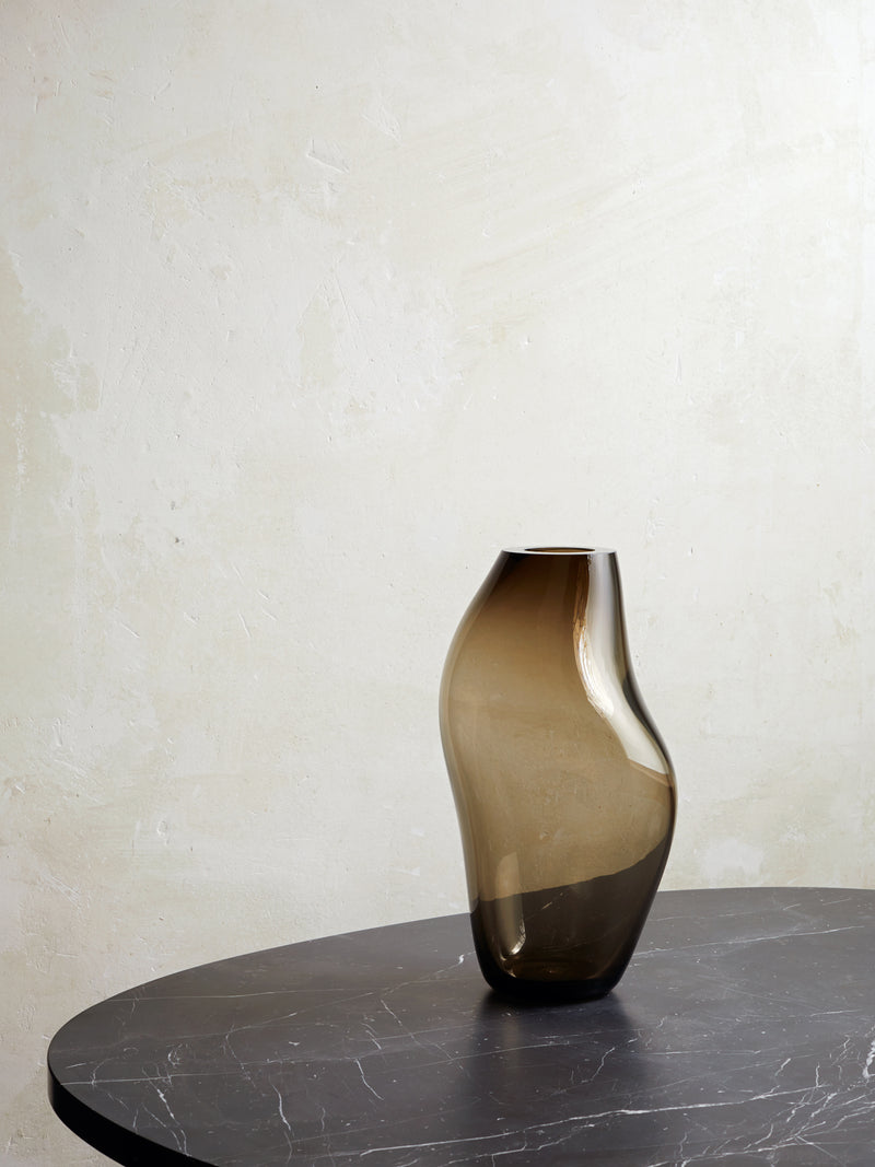 SUPERNOVA IV vase - size M (H: 36cm) — close-up of smoky glass on black marble table